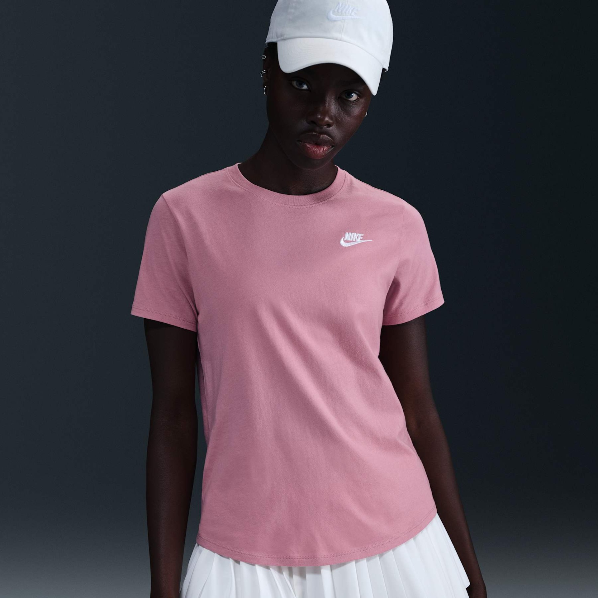 Camiseta Nike Sportswear Club Essentials Feminina - Foto 6