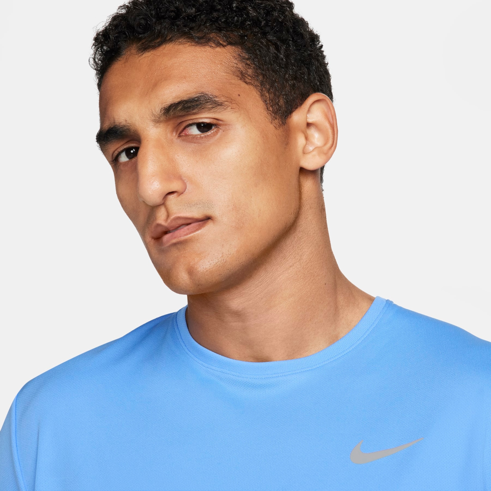 Camiseta Nike Dri-FIT UV Miller Masculina - Foto 2