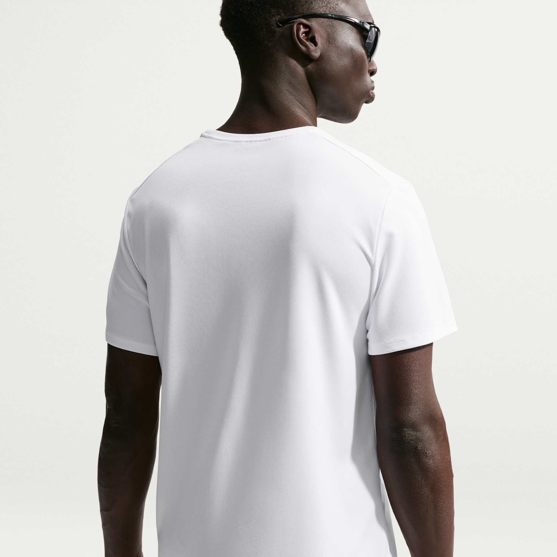 Camiseta Nike Dri-FIT UV Miller Masculina - Foto 2