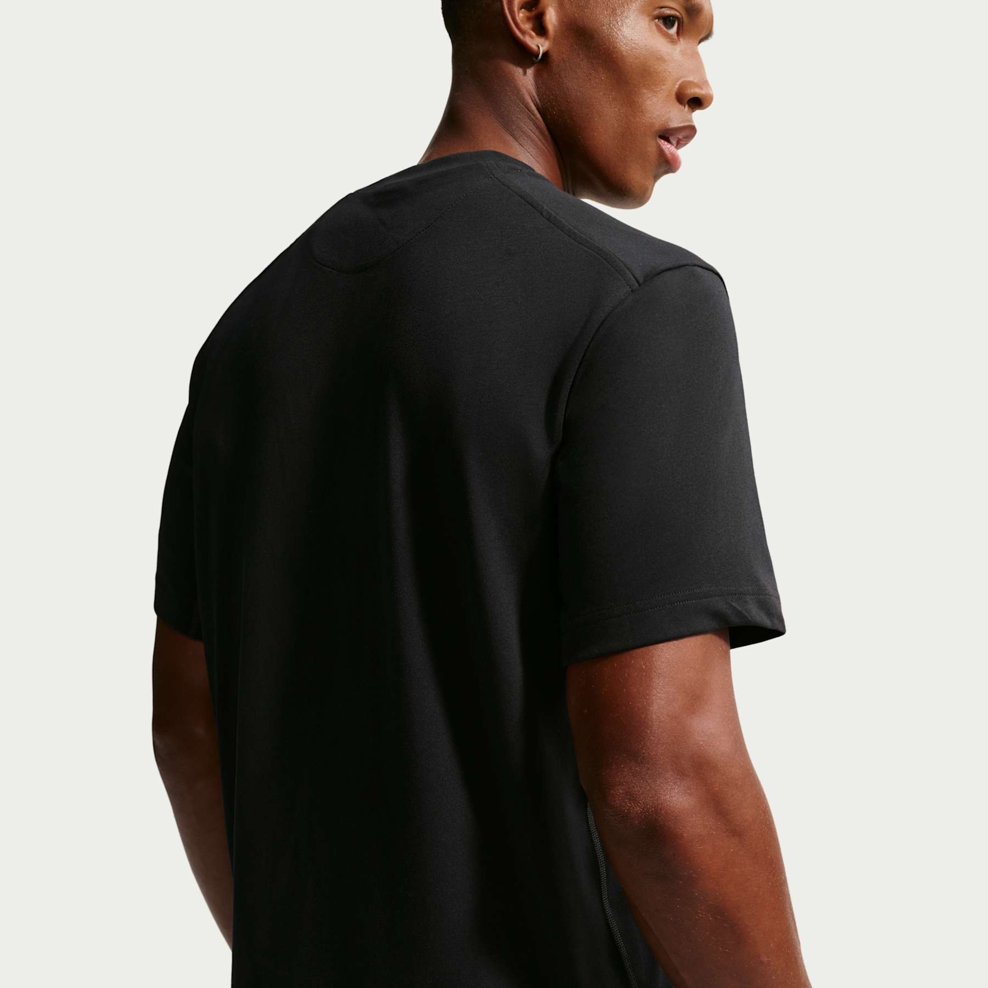 Camiseta Nike Dri-FIT Primary Statement Masculina - Foto 14