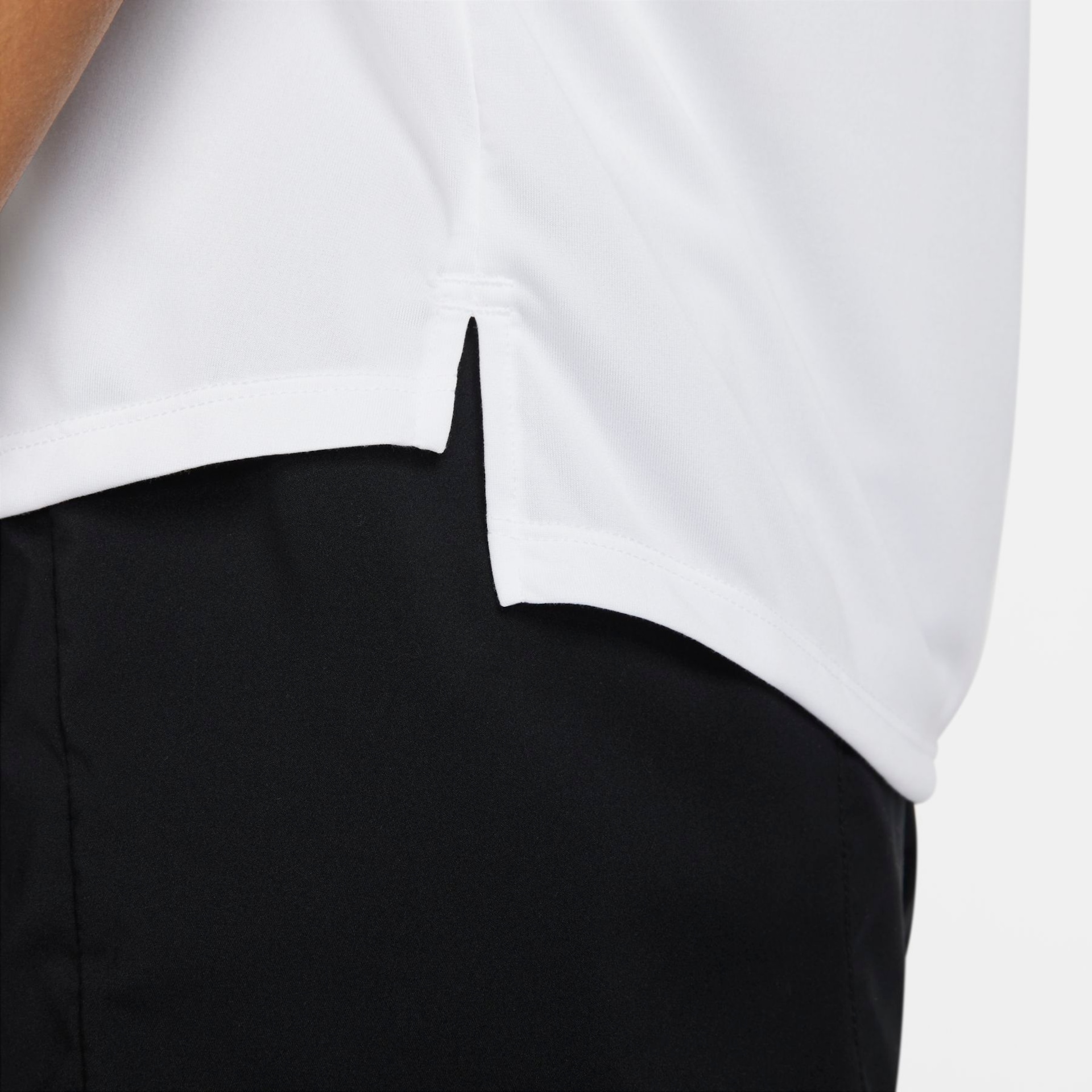 Camiseta Nike One Dri-FIT Swoosh Feminina - Foto 4