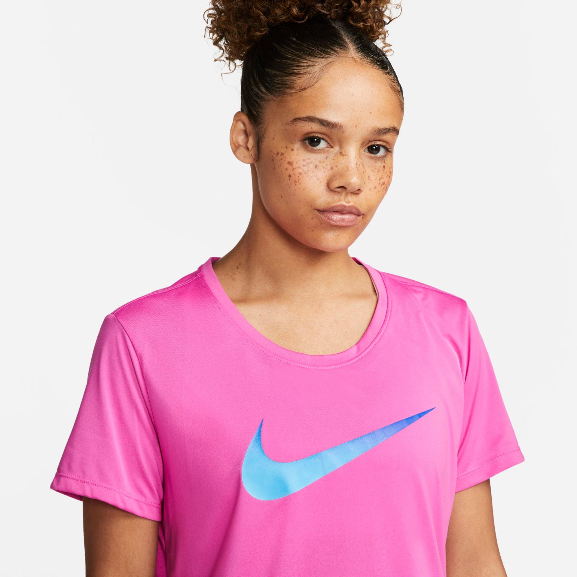 Camiseta Nike One Dri-FIT Swoosh Feminina - Foto 3