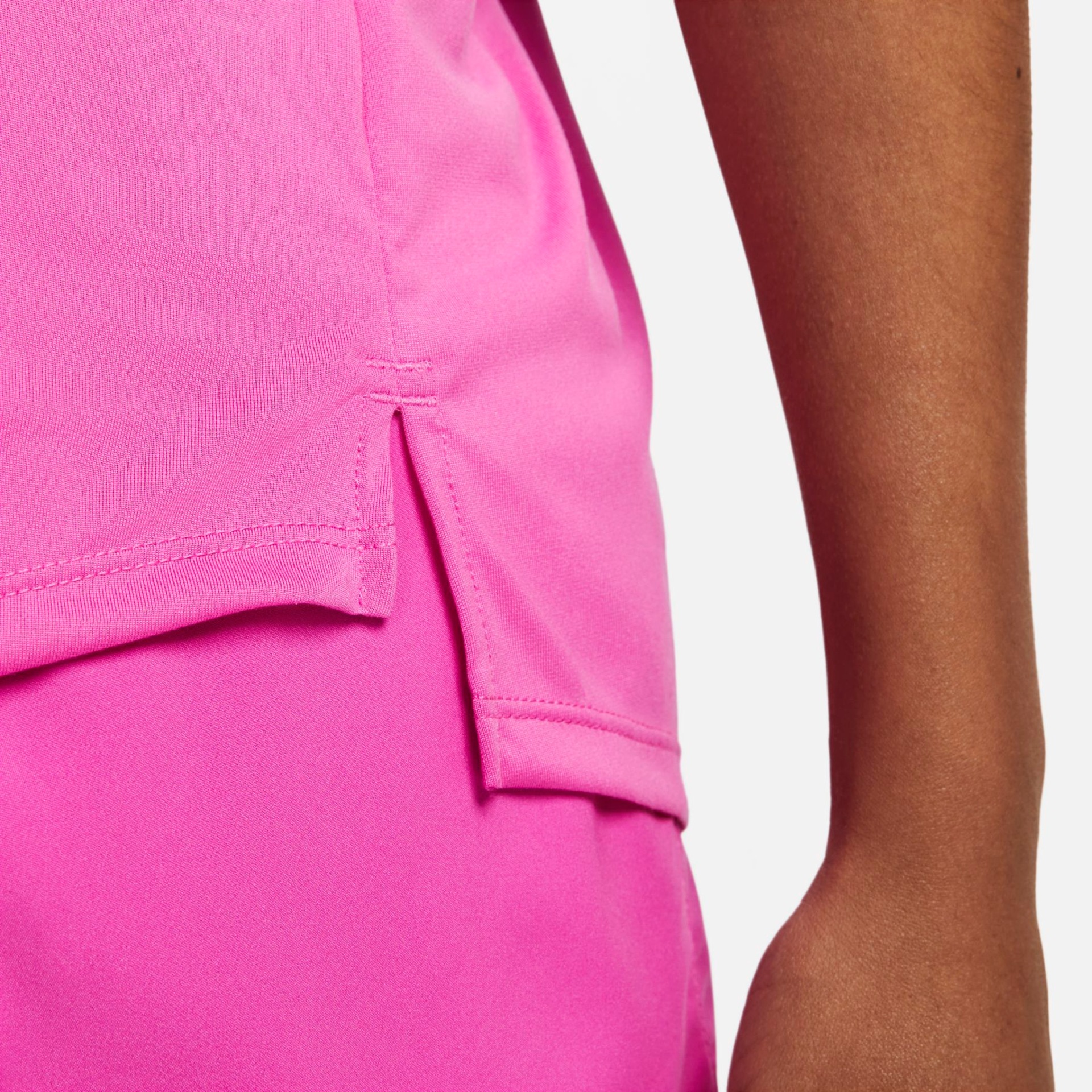 Camiseta Nike One Dri-FIT Swoosh Feminina - Foto 4