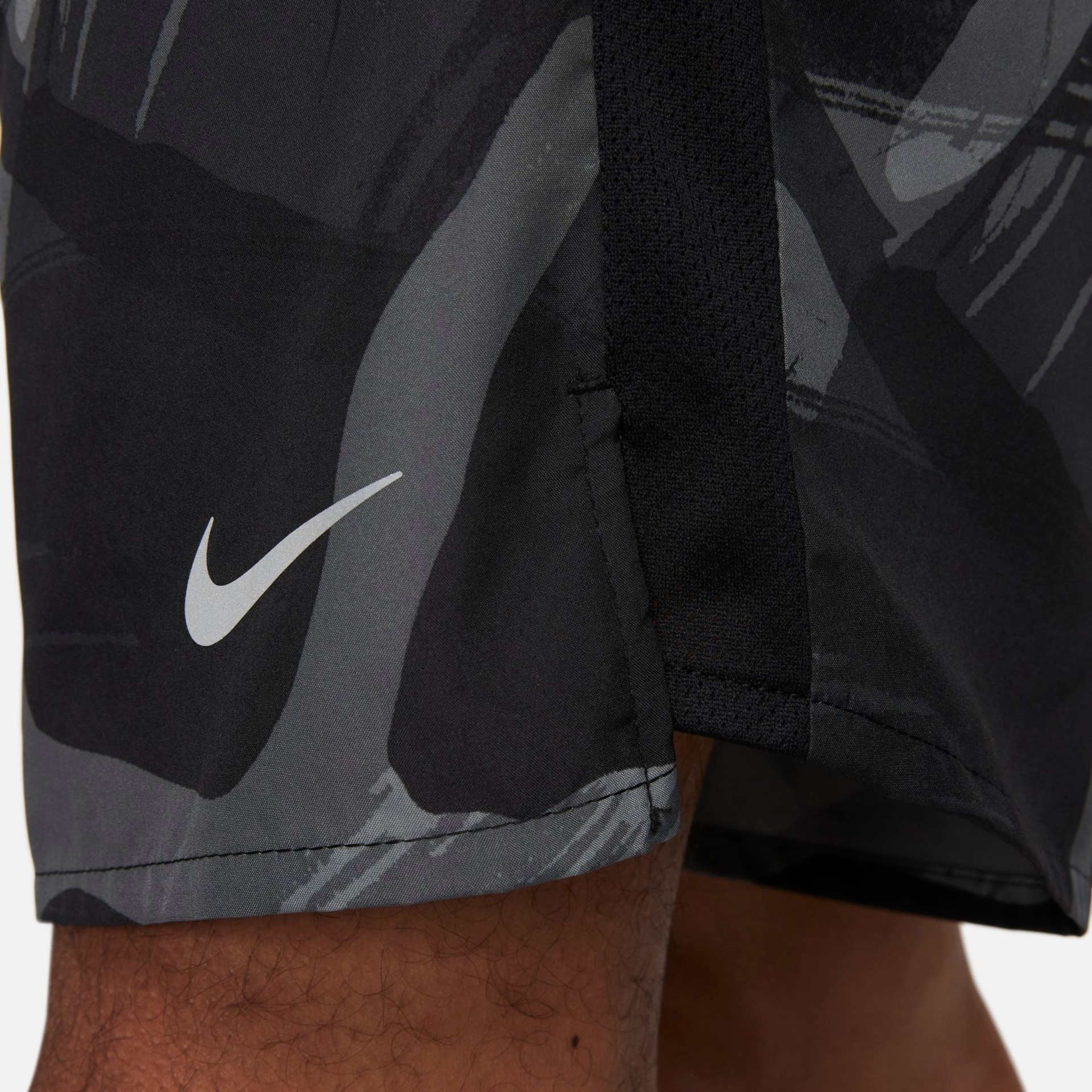 Shorts Nike Dri-FIT Challenger Masculino - Foto 6