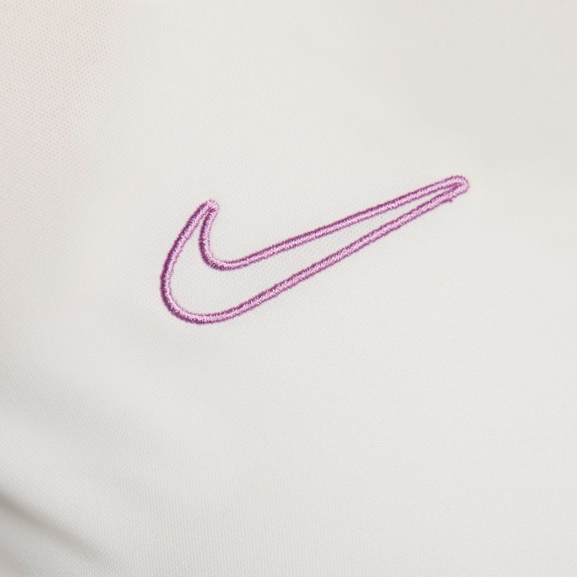 Camiseta Nike Dri-FIT Academy Feminina - Foto 4