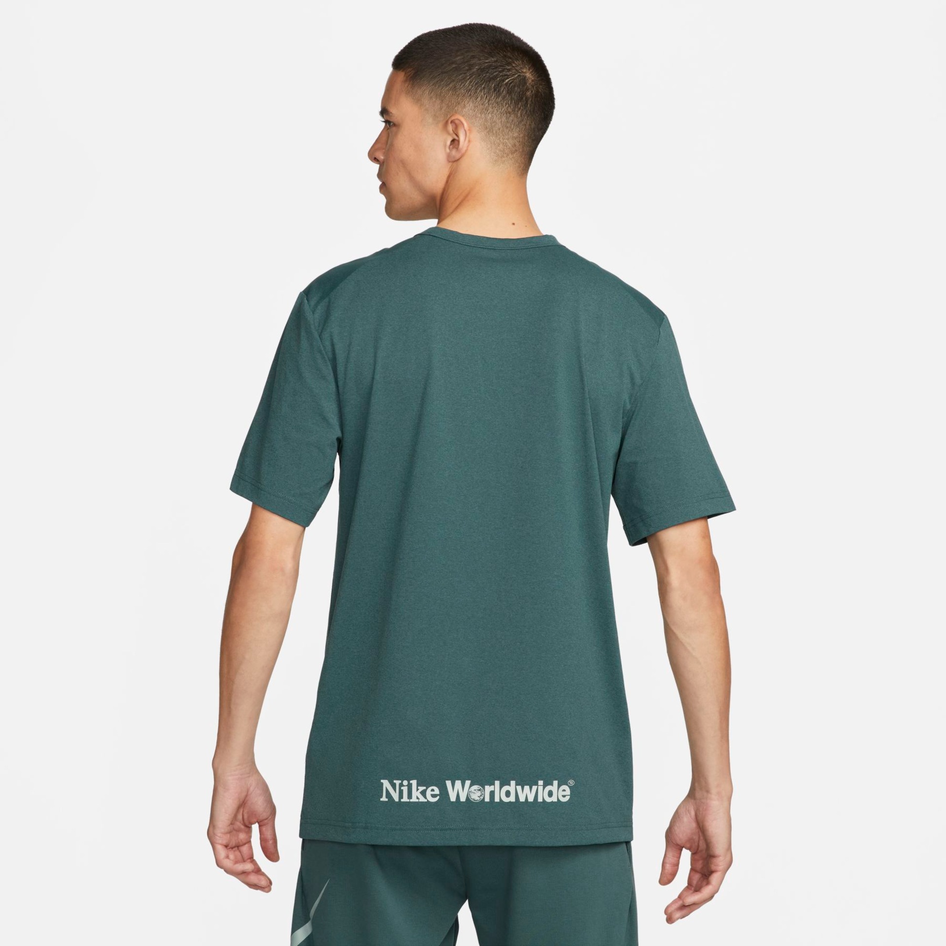 Camiseta Nike Dri-FIT UV Hyverse Masculina - Foto 2