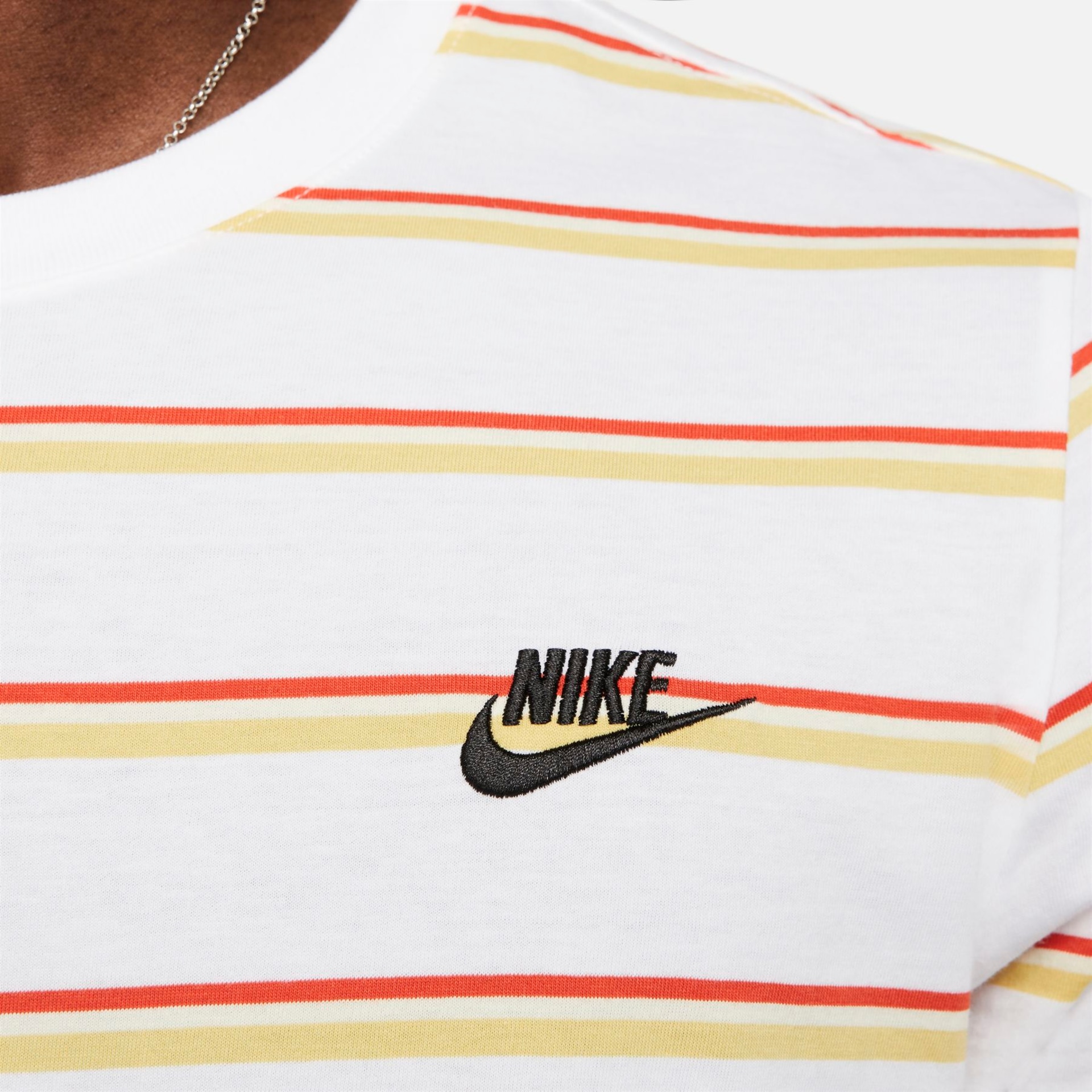 Camiseta Nike Sportswear Club Strip Masculina - Foto 4