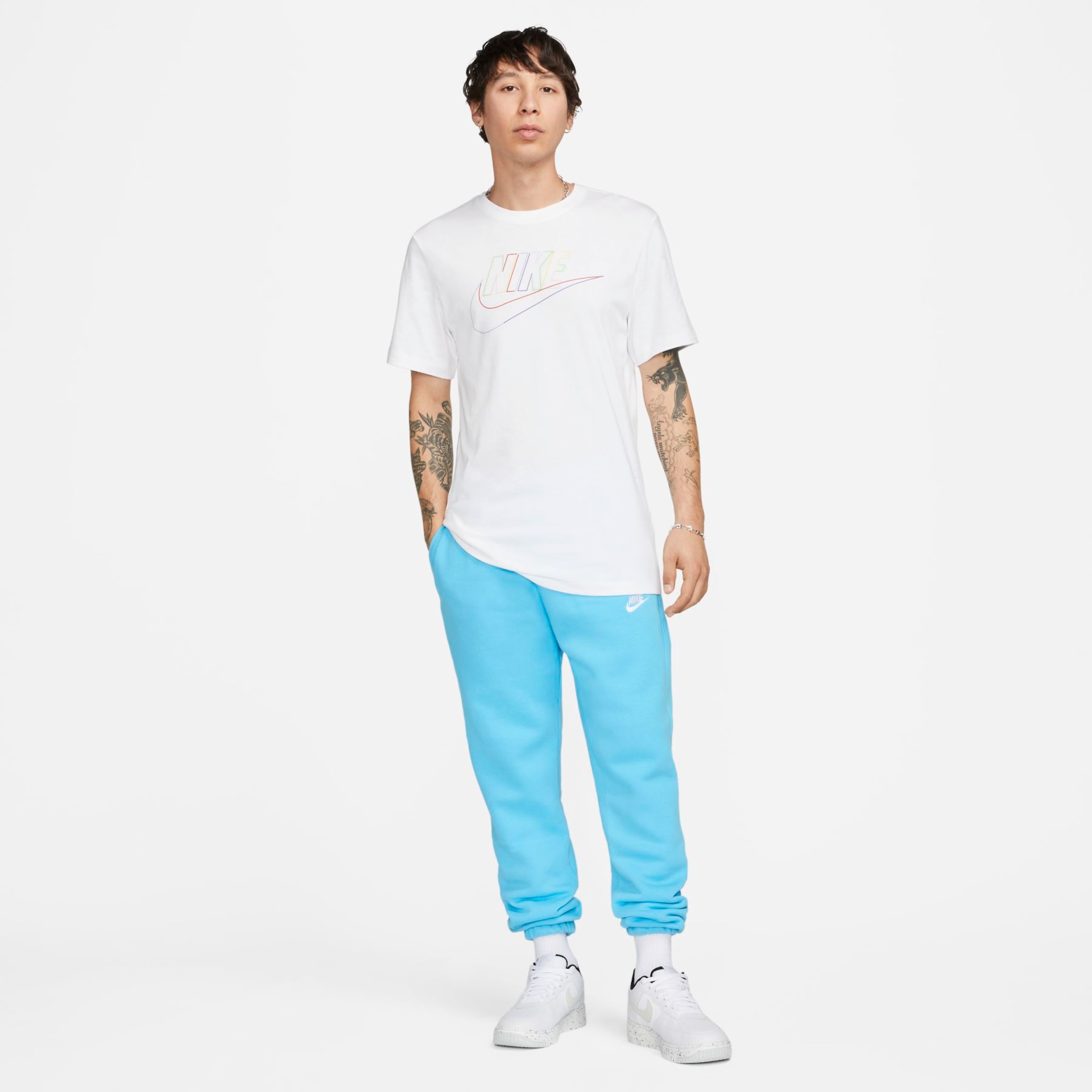 Camiseta Nike Sportswear Club+ Masculina - Foto 4