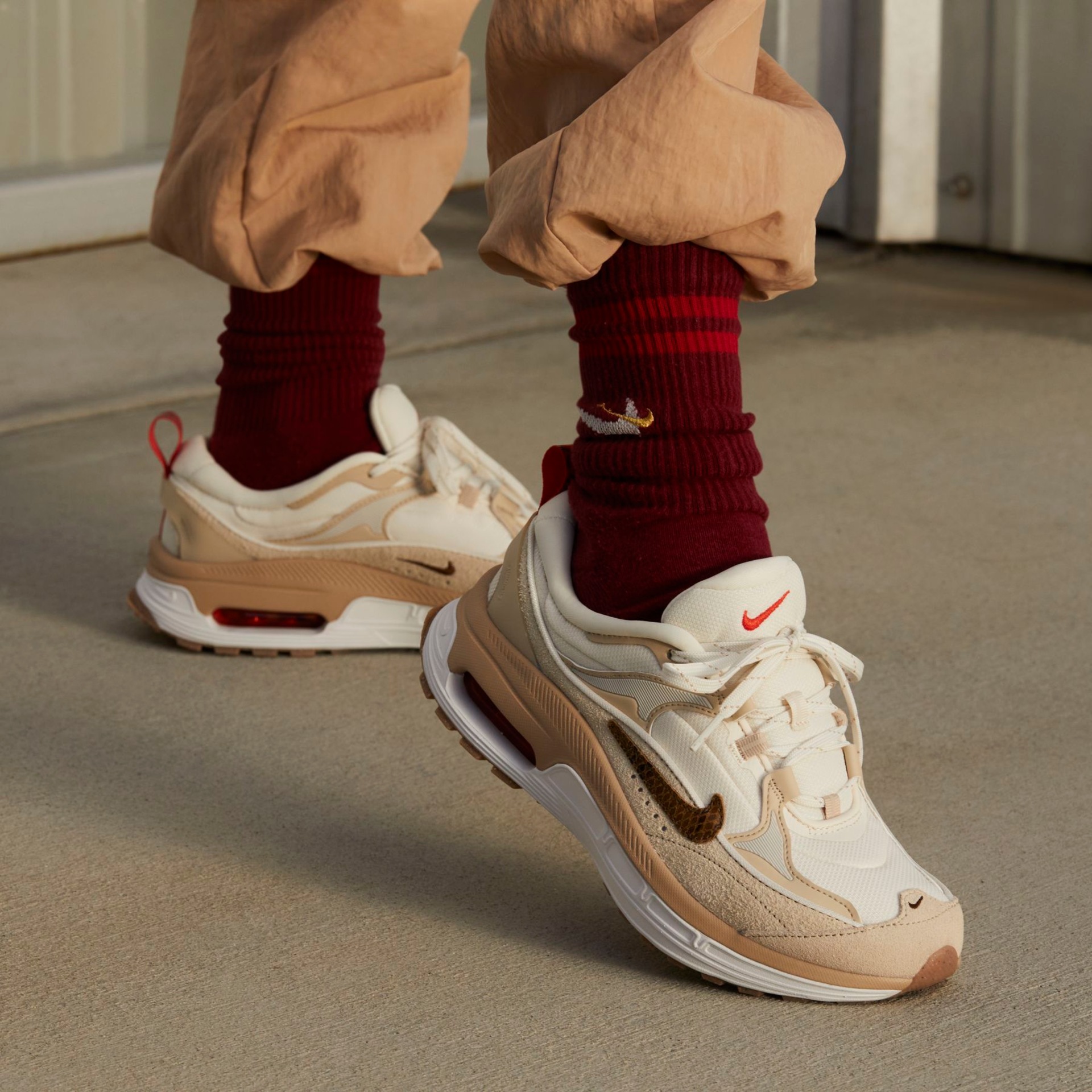 Tênis Nike Air Max Bliss SE AMD Feminino - Foto 11