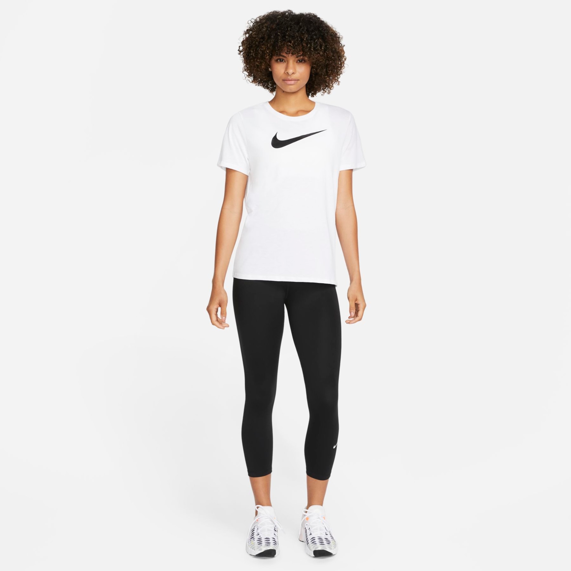 Camiseta Nike Dri-FIT Swoosh Feminina - Foto 4