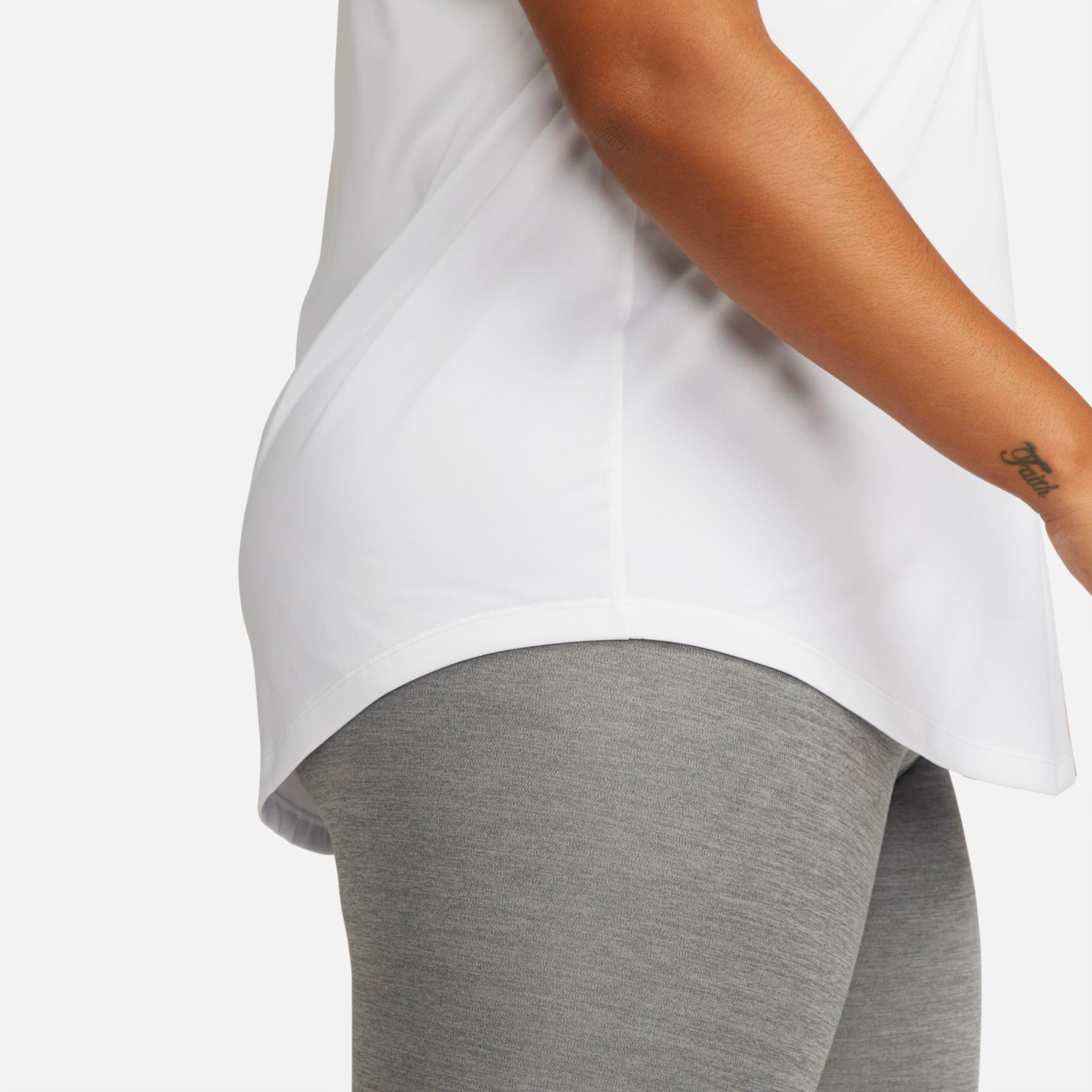 Plus Size - Camiseta Nike Dri-FIT Feminina - Foto 4