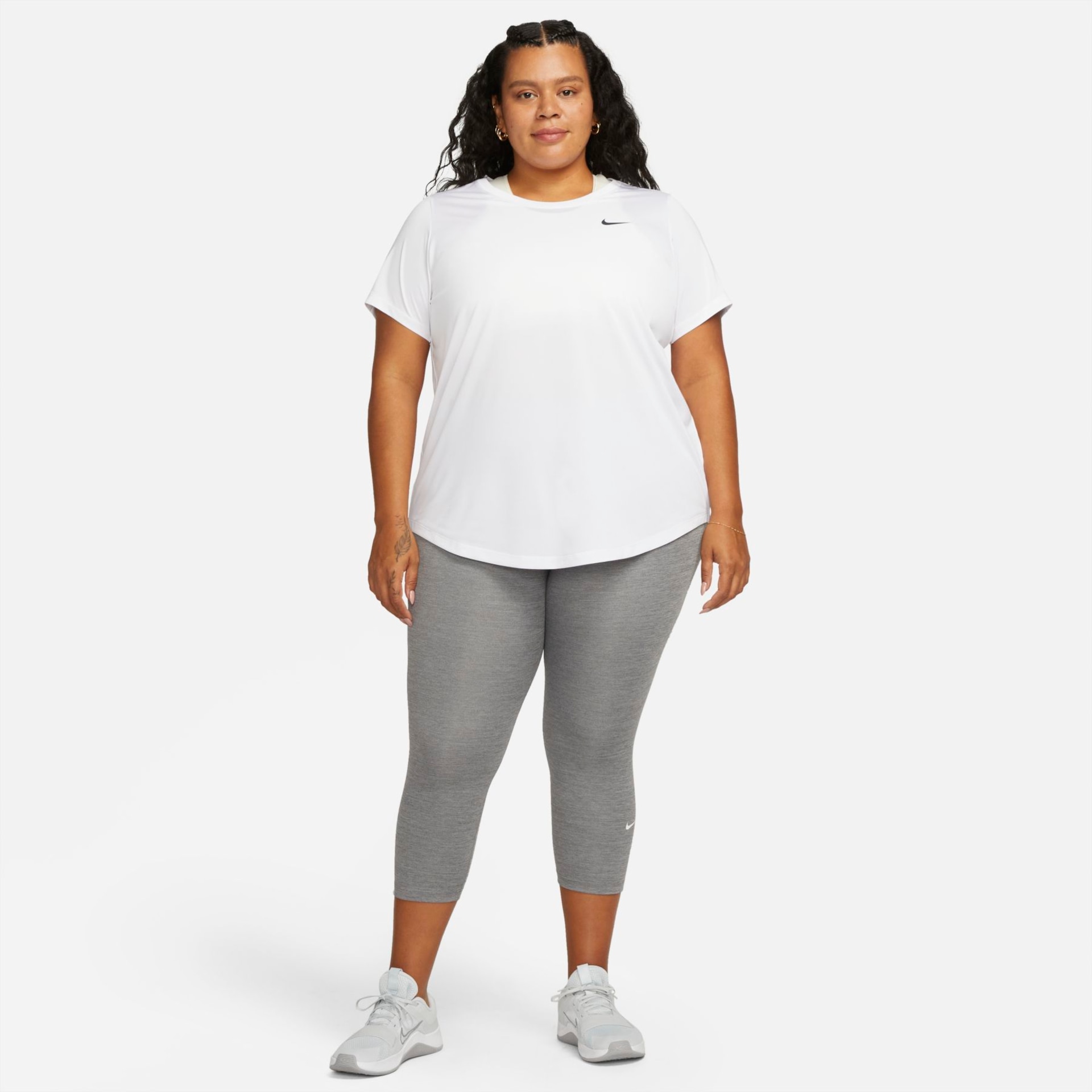 Plus Size - Camiseta Nike Dri-FIT Feminina - Foto 5