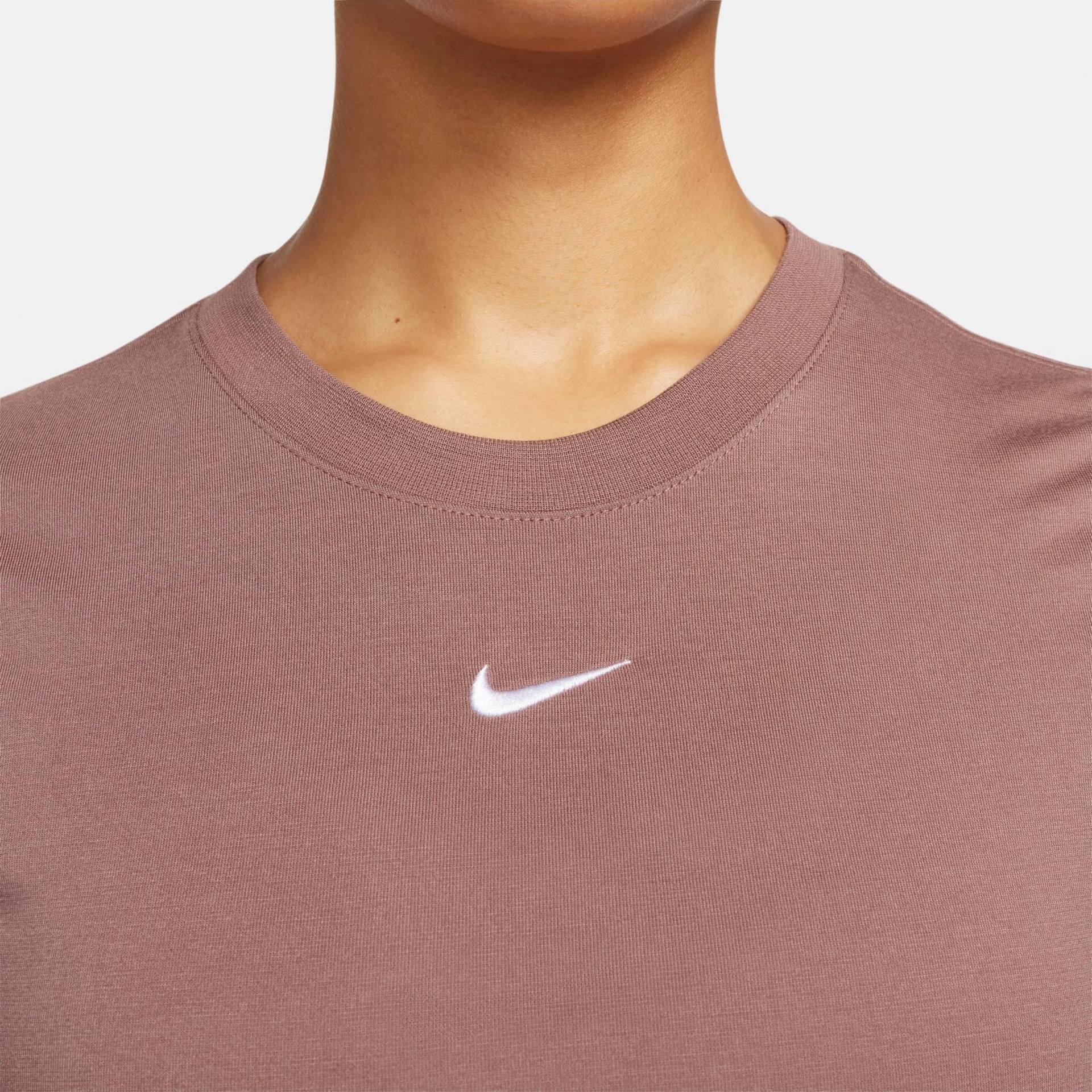 Camiseta Nike Sportswear Essential Feminina - Foto 4