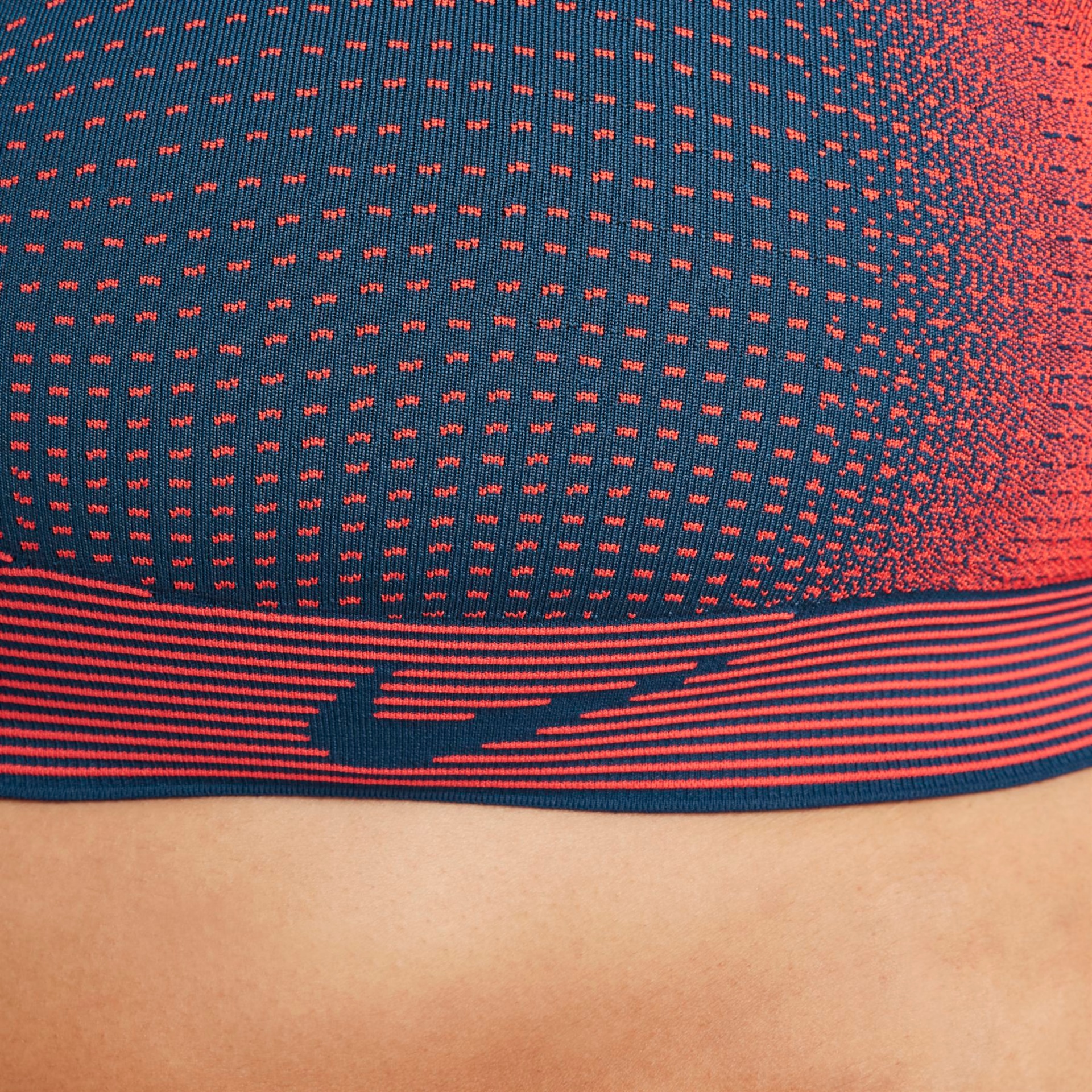 Top Nike Swoosh Flyknit Feminino - Foto 15