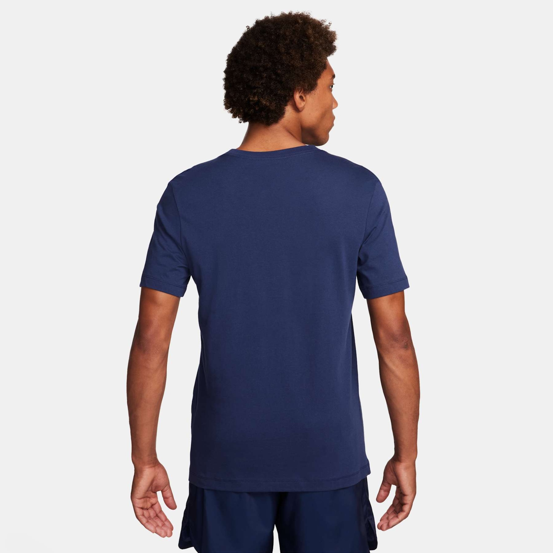 Camiseta Nike Standard Issue Masculina - Foto 2
