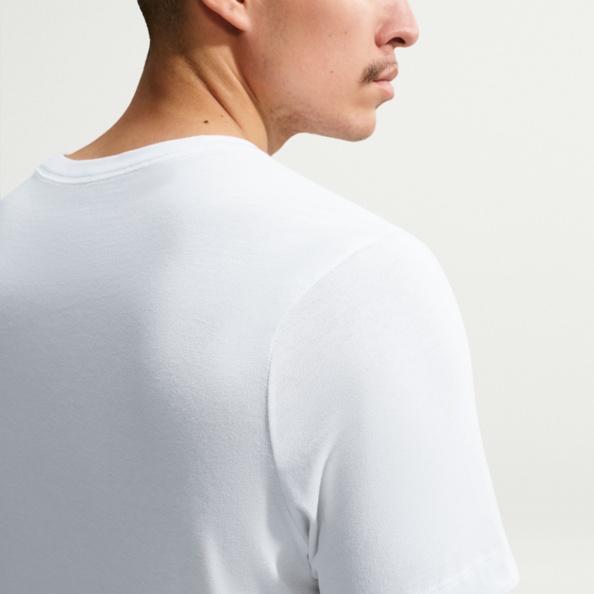 Camiseta Nike Standard Issue Masculina - Foto 5
