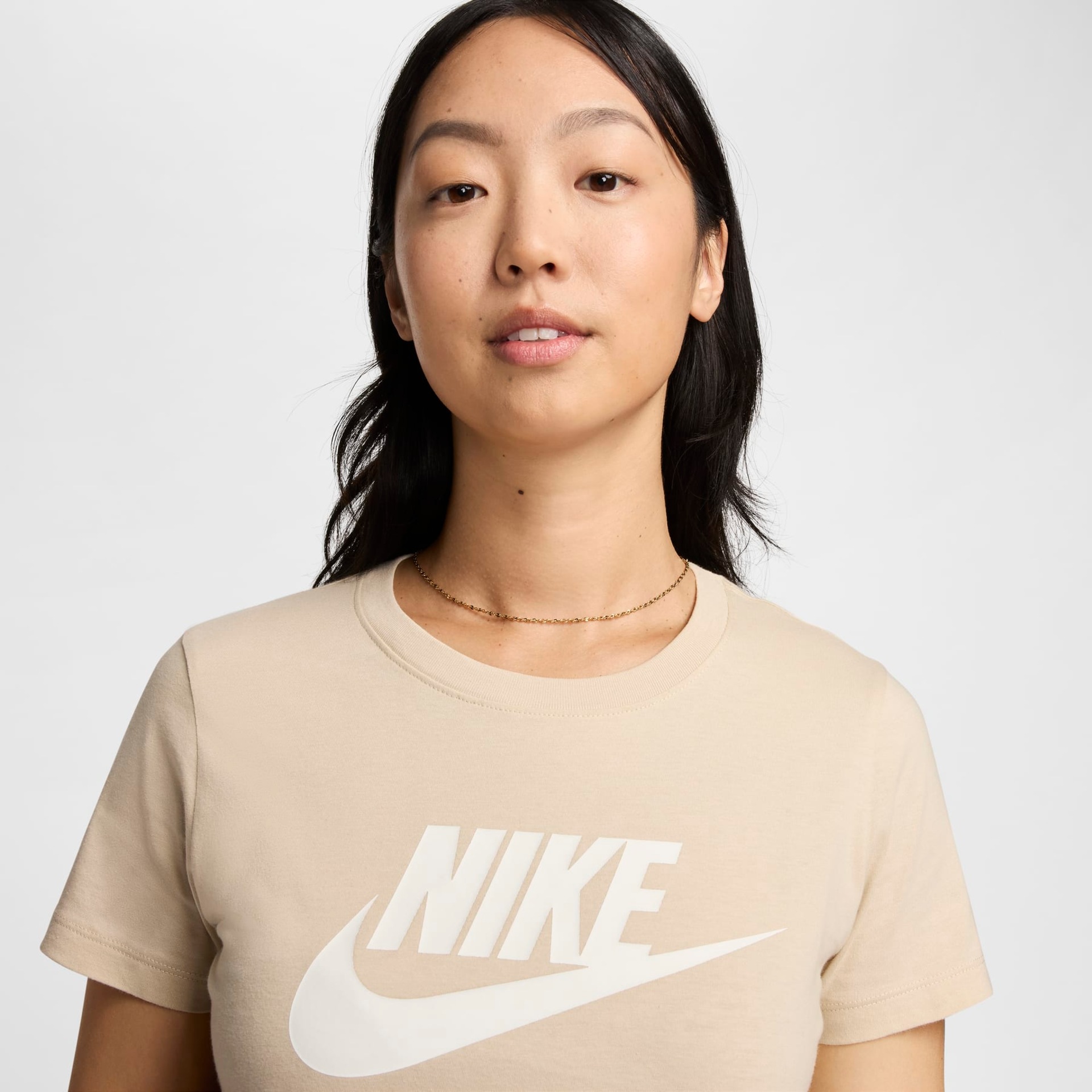 Camiseta Nike Sportswear Essential Feminina - Foto 2