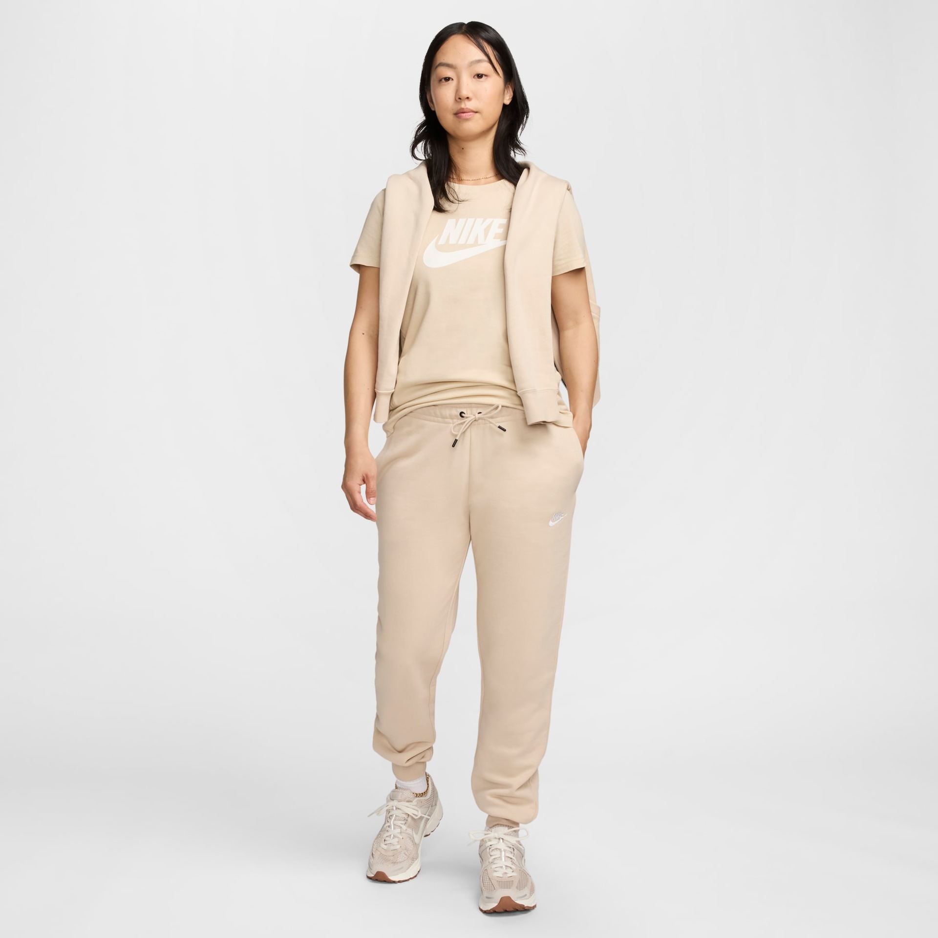 Camiseta Nike Sportswear Essential Feminina - Foto 3