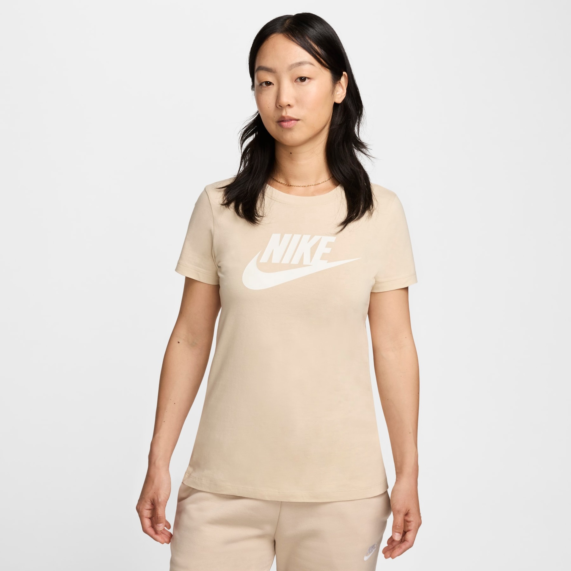 Camiseta Nike Sportswear Essential Feminina - Foto 1
