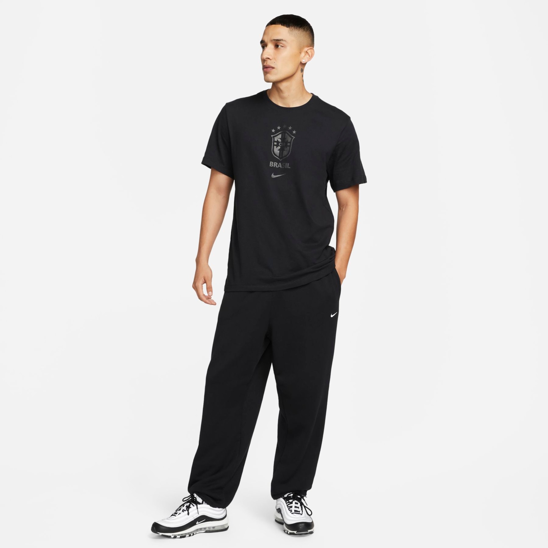 Camiseta Nike Brasil Escudo Masculina - Foto 4