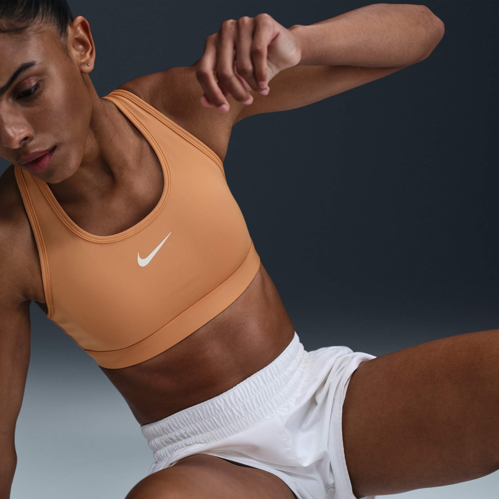 Top Nike Swoosh Feminino - Foto 3