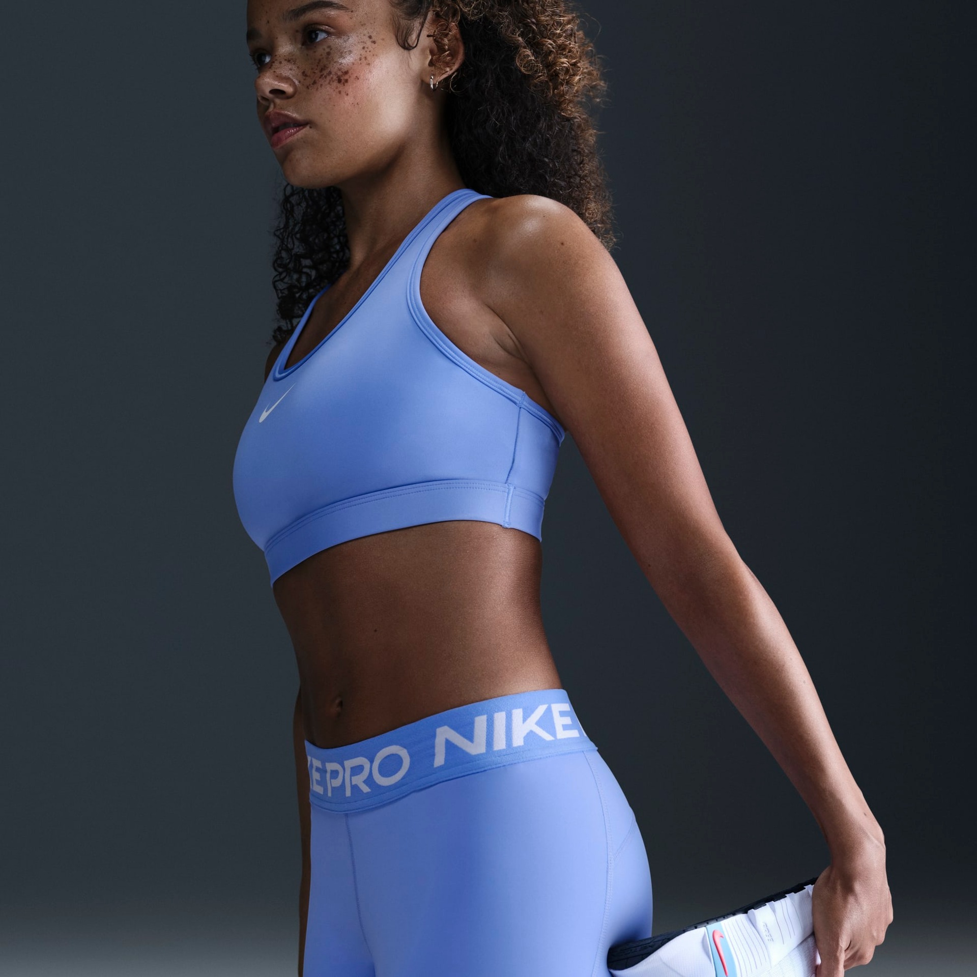 Top Nike Swoosh Feminino - Foto 2
