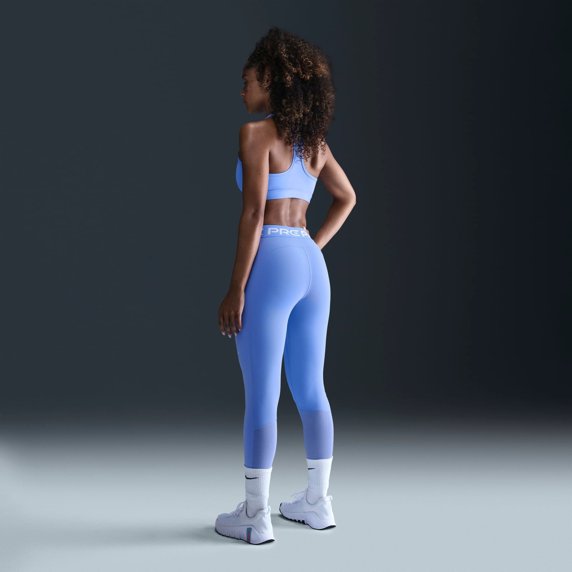 Top Nike Swoosh Feminino - Foto 5