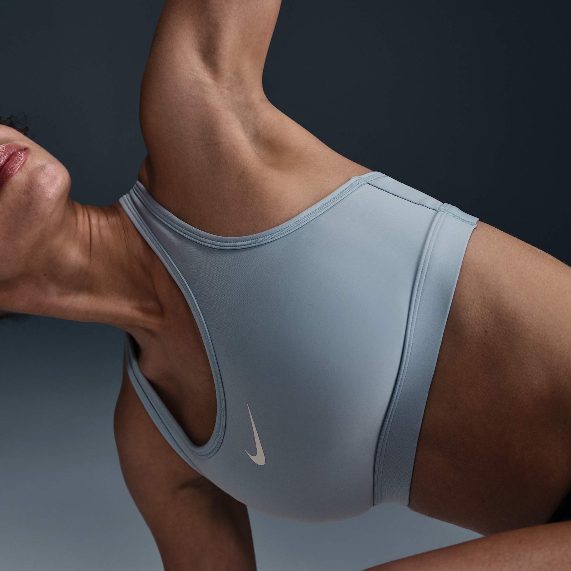 Top Nike Swoosh Feminino - Foto 3
