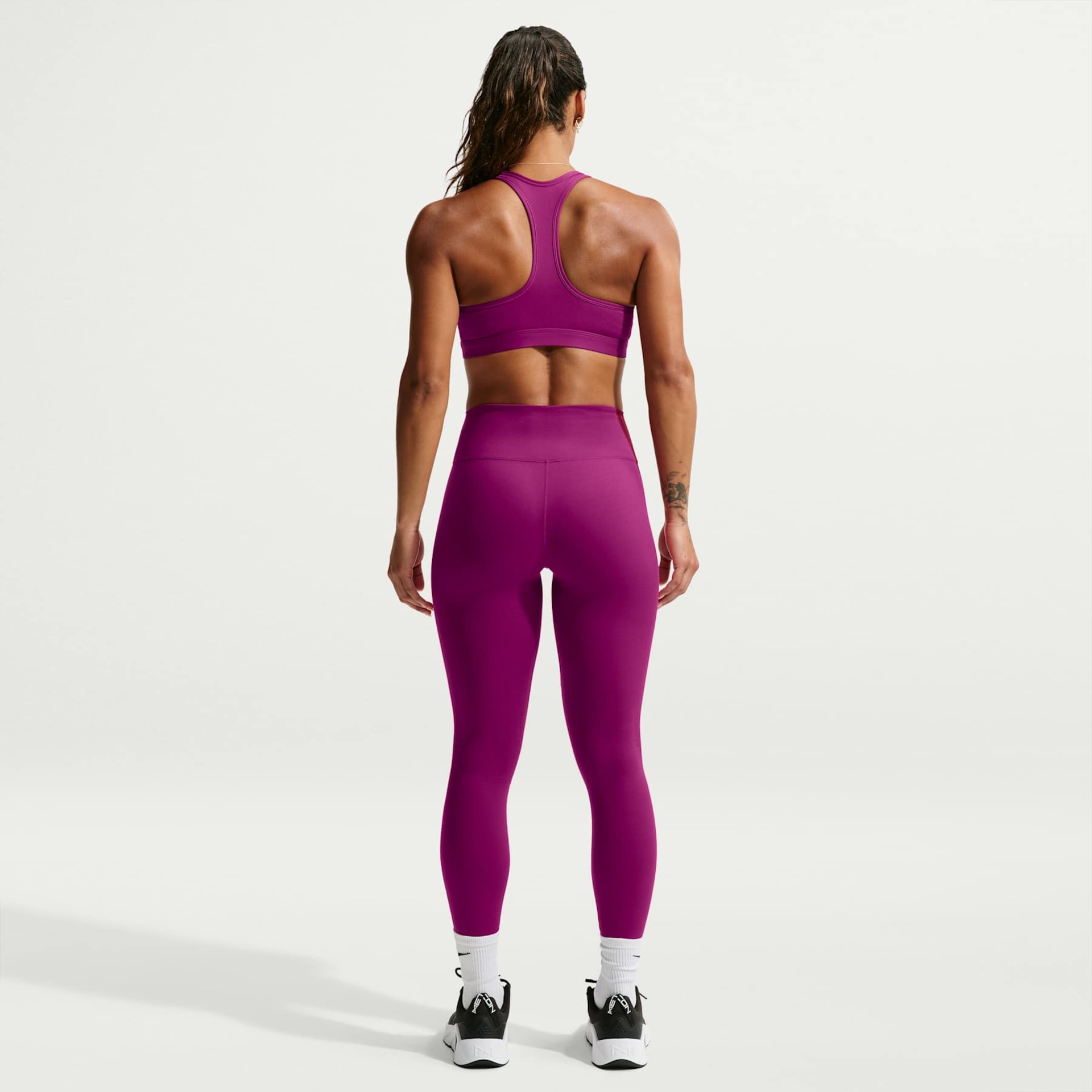 Top Nike Swoosh Feminino - Foto 5