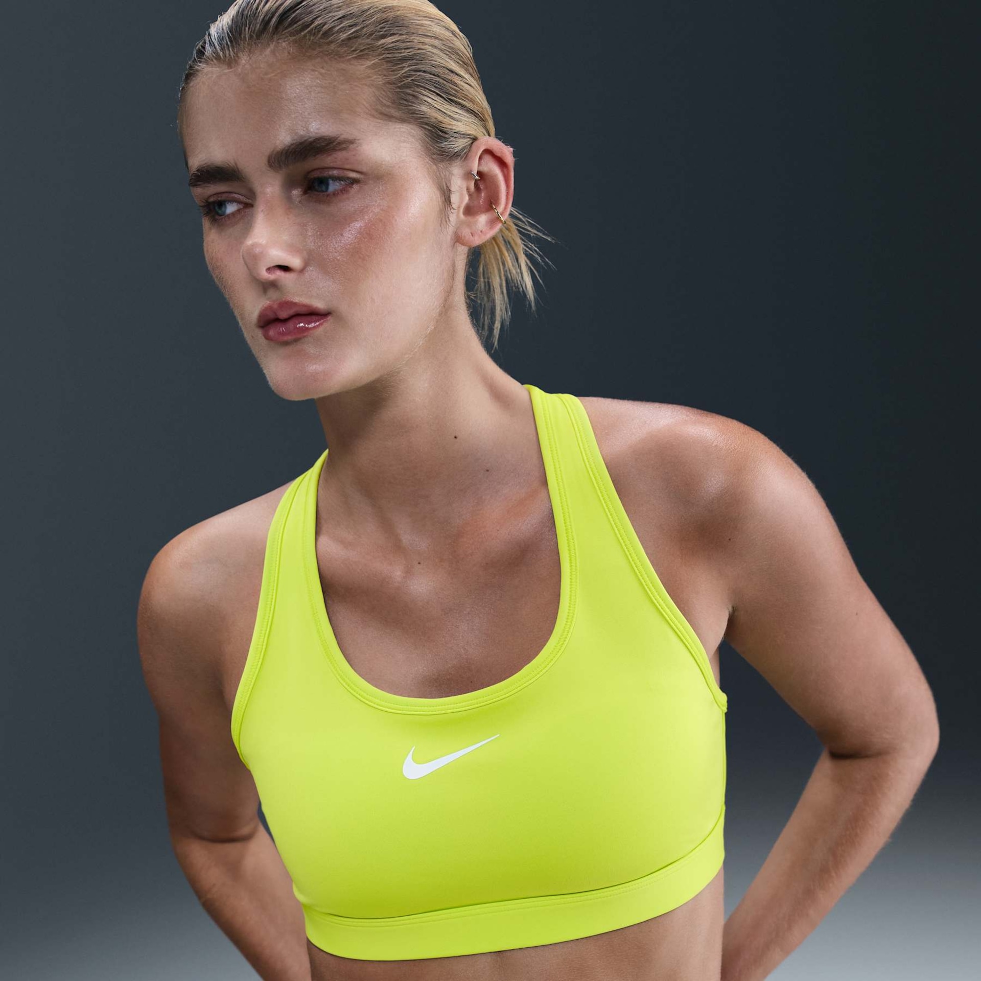 Top Nike Swoosh Feminino - Foto 1