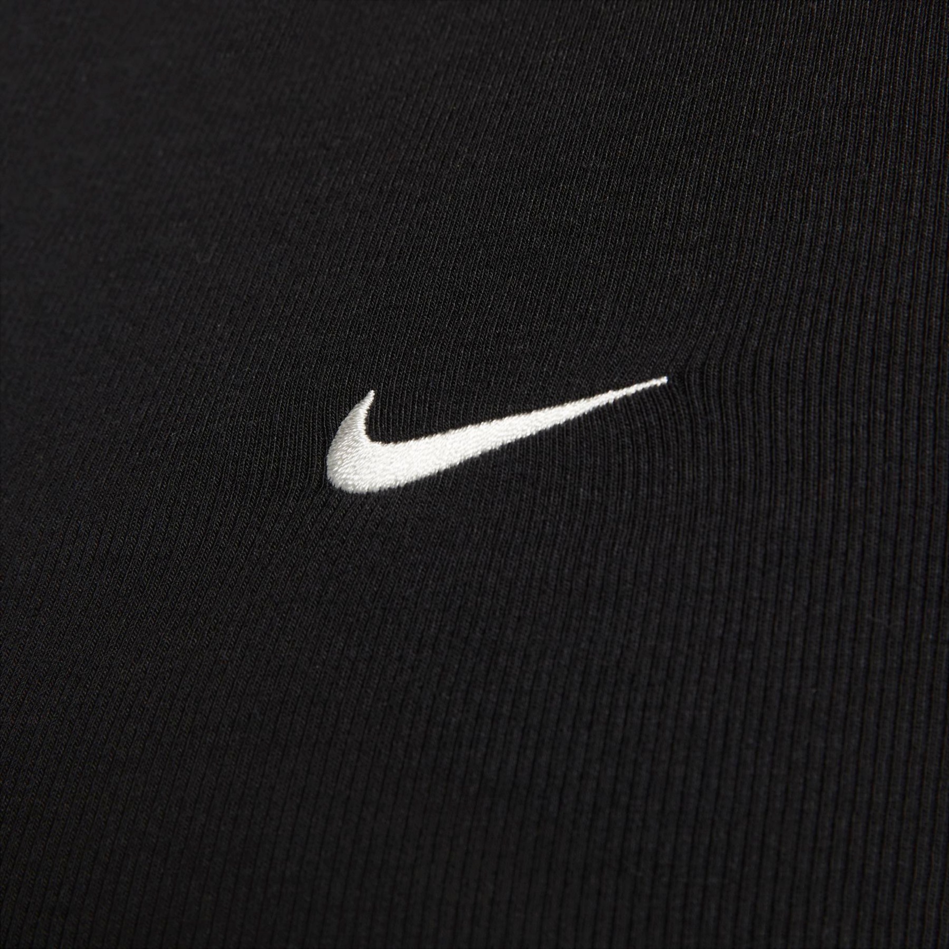 Camiseta Nike Sportswear Essentials Feminina - Foto 4