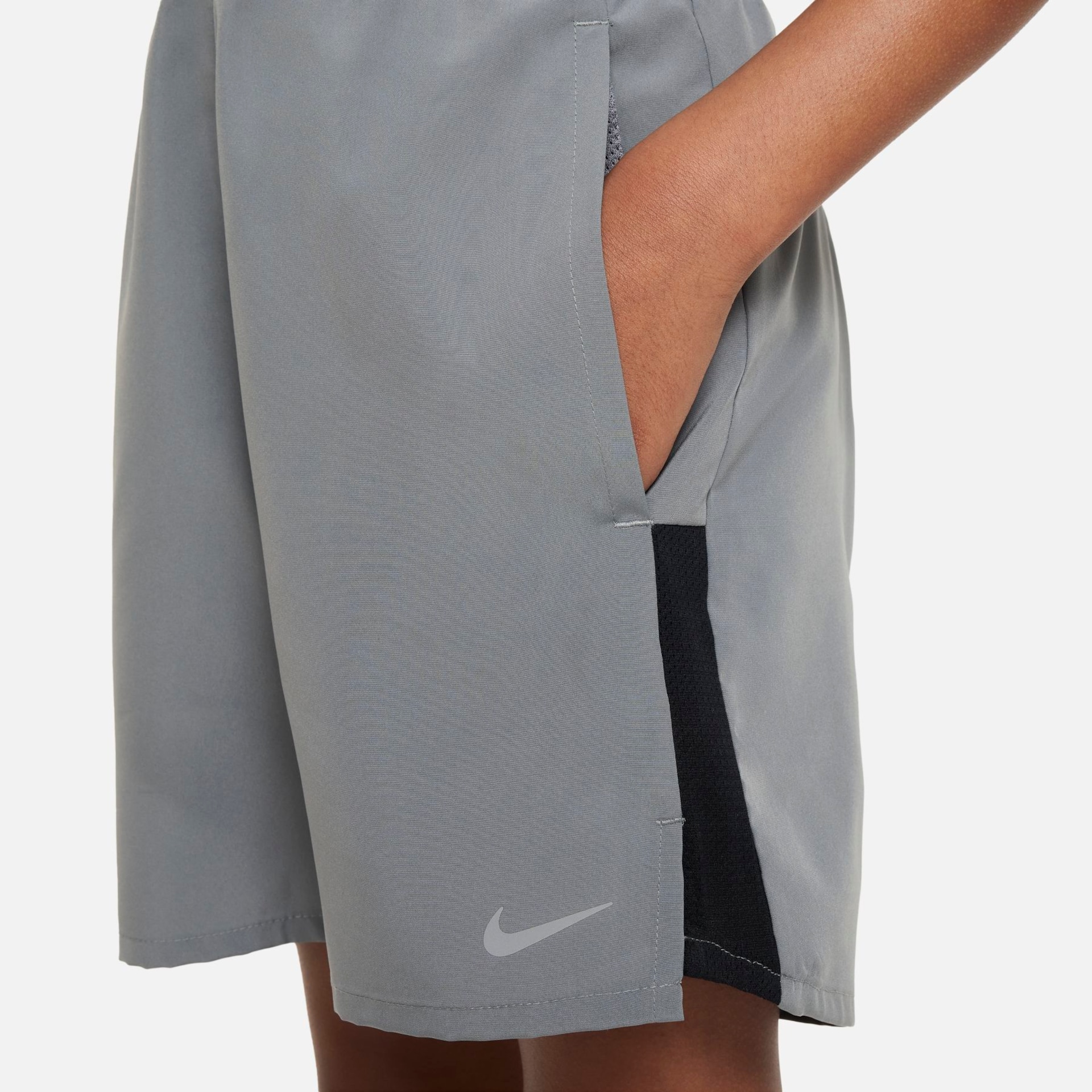 Shorts Nike Dri-FIT Challenger Infantil - Foto 5