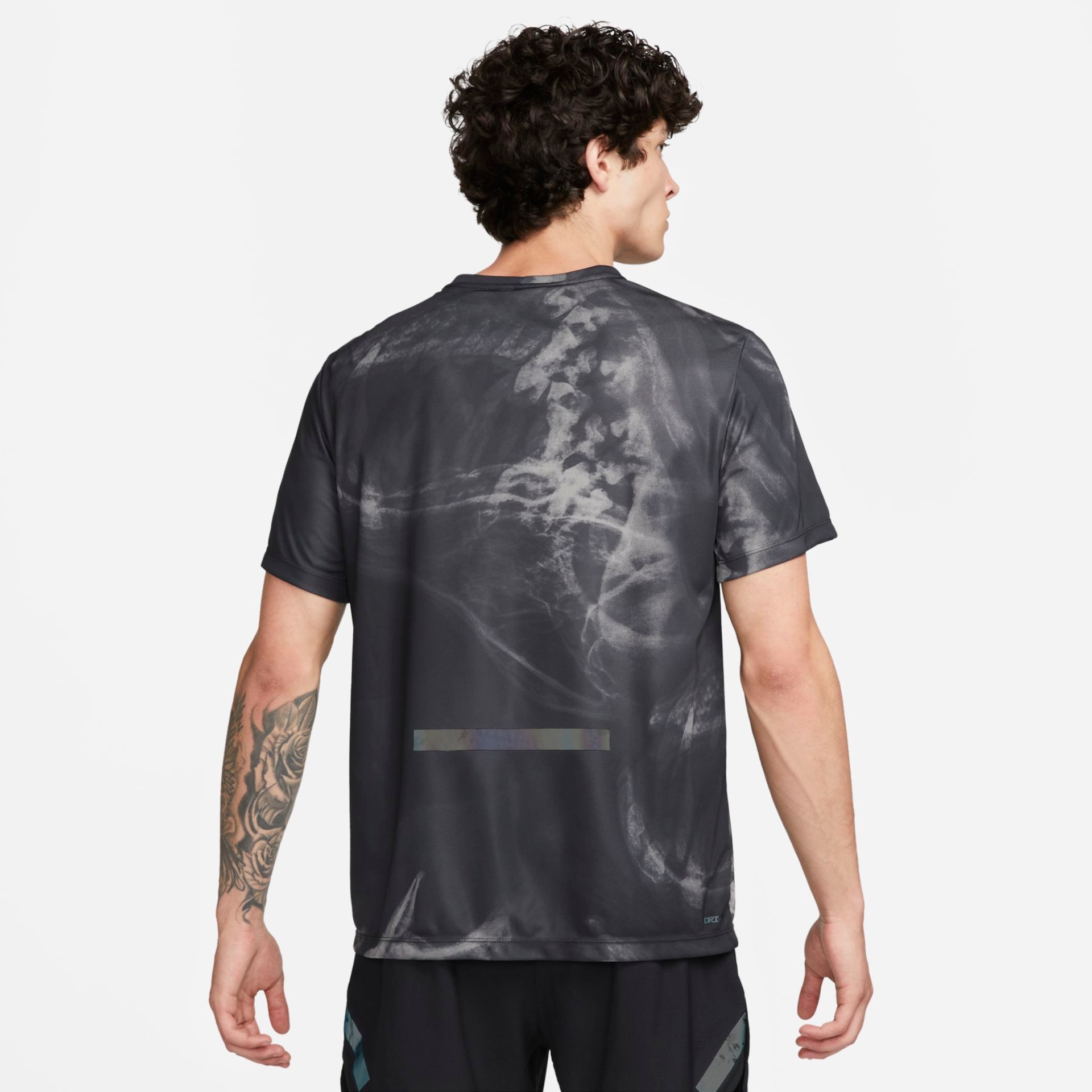 Camiseta Nike Run Division Rise 365 Masculina - Foto 2