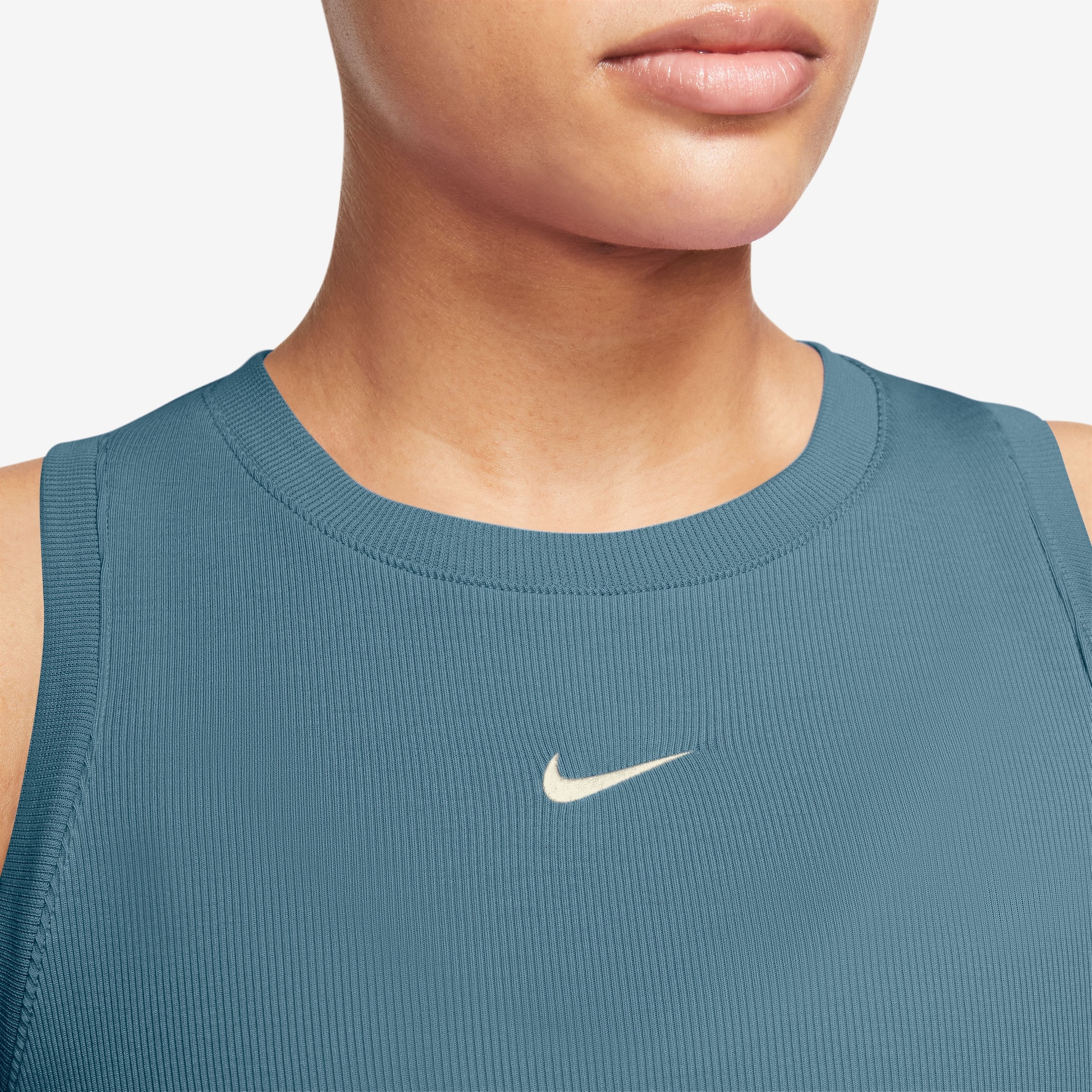 Regata Nike Sportswear Cropped Essentials Feminina - Foto 2