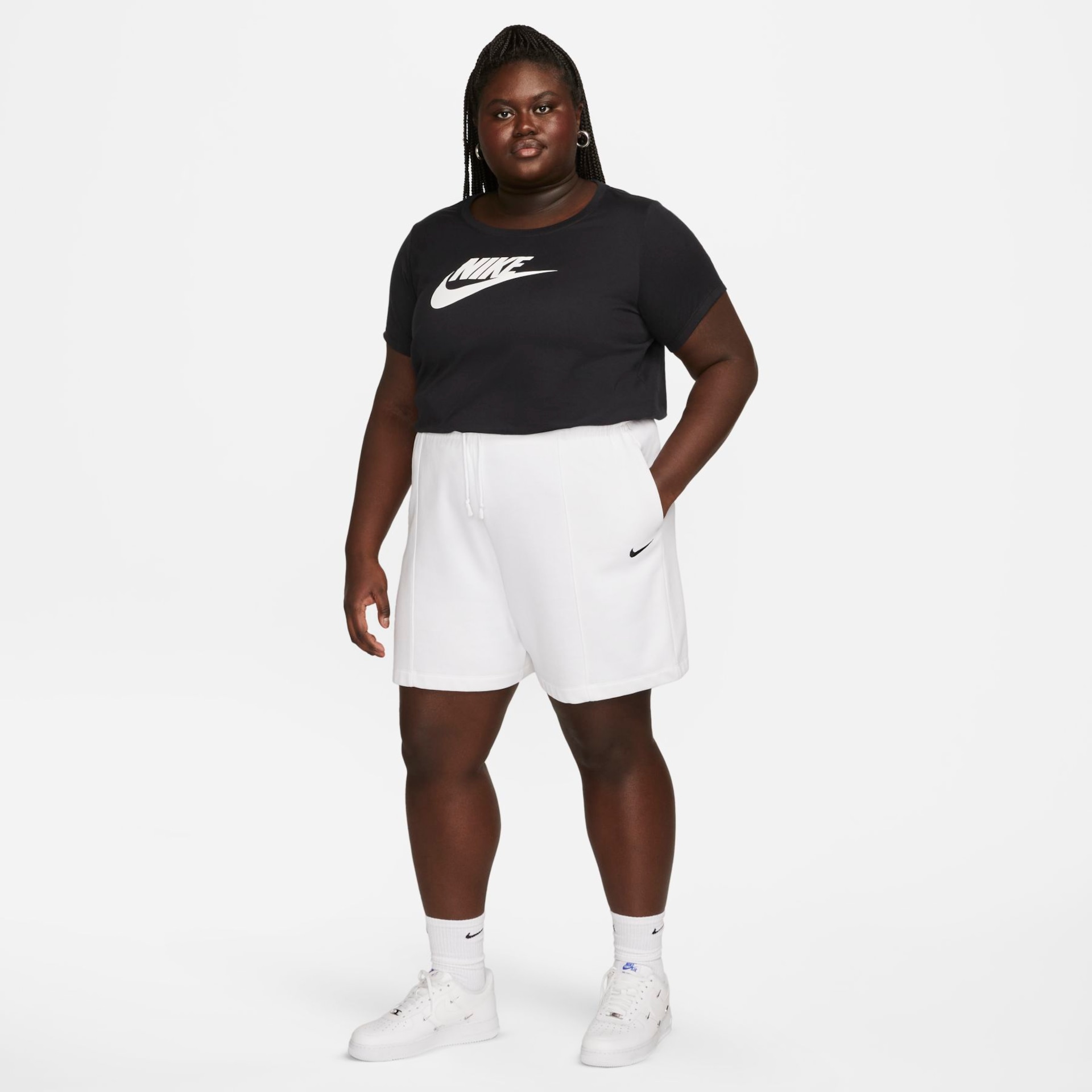 Plus Size - Camiseta Nike Sportswear Essentials Feminina - Foto 4