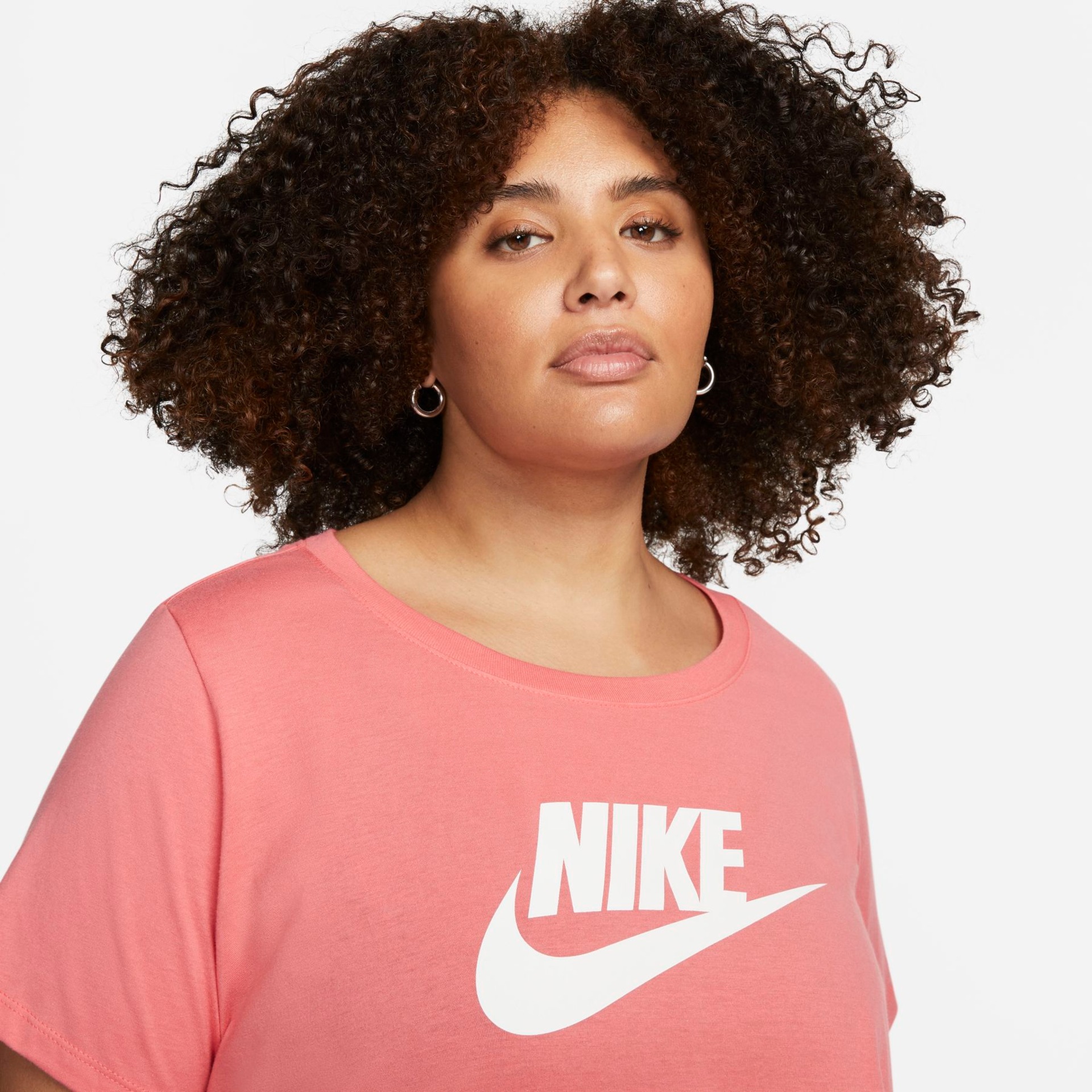 Plus Size - Camiseta Nike Sportswear Essentials Feminina - Foto 3