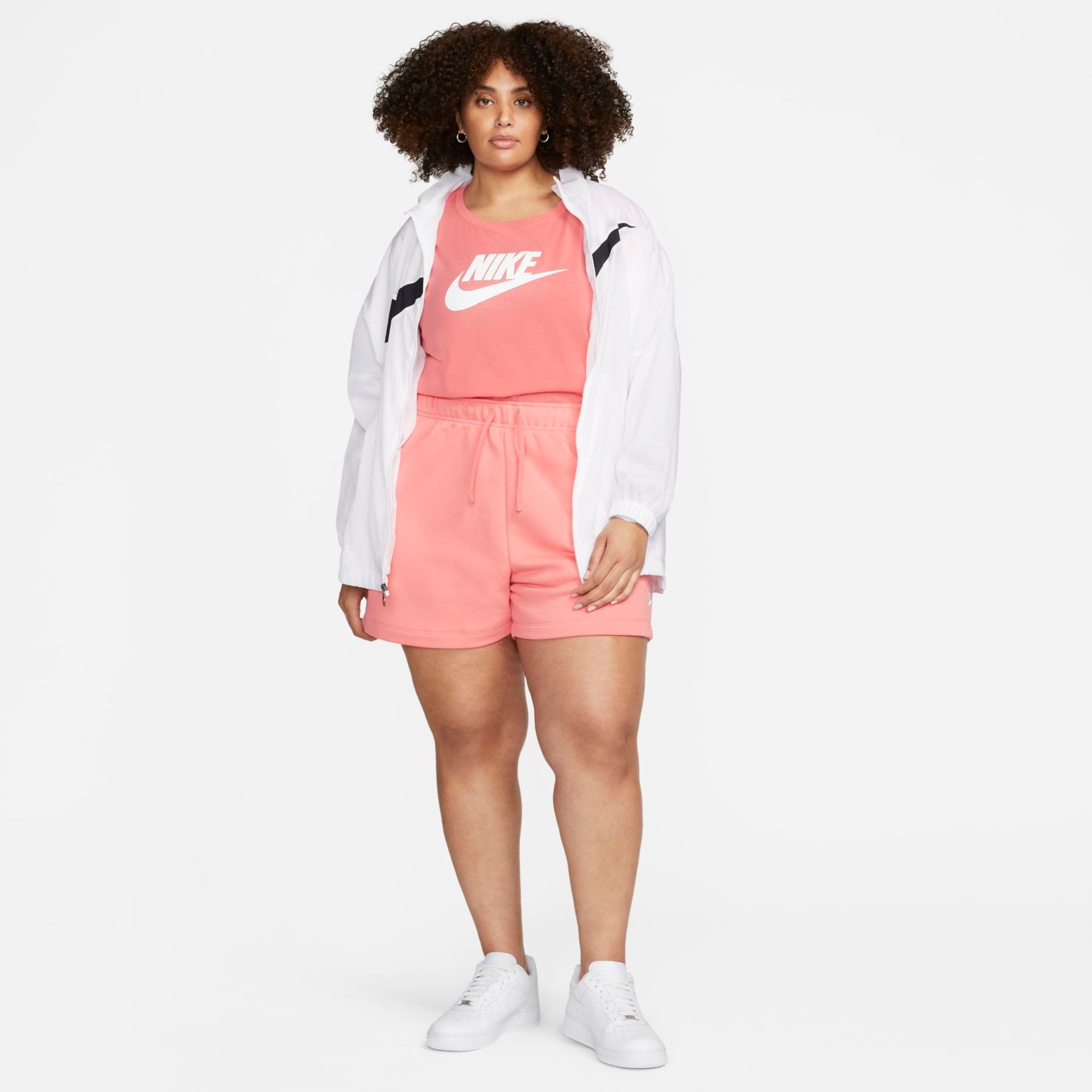 Plus Size - Camiseta Nike Sportswear Essentials Feminina - Foto 4
