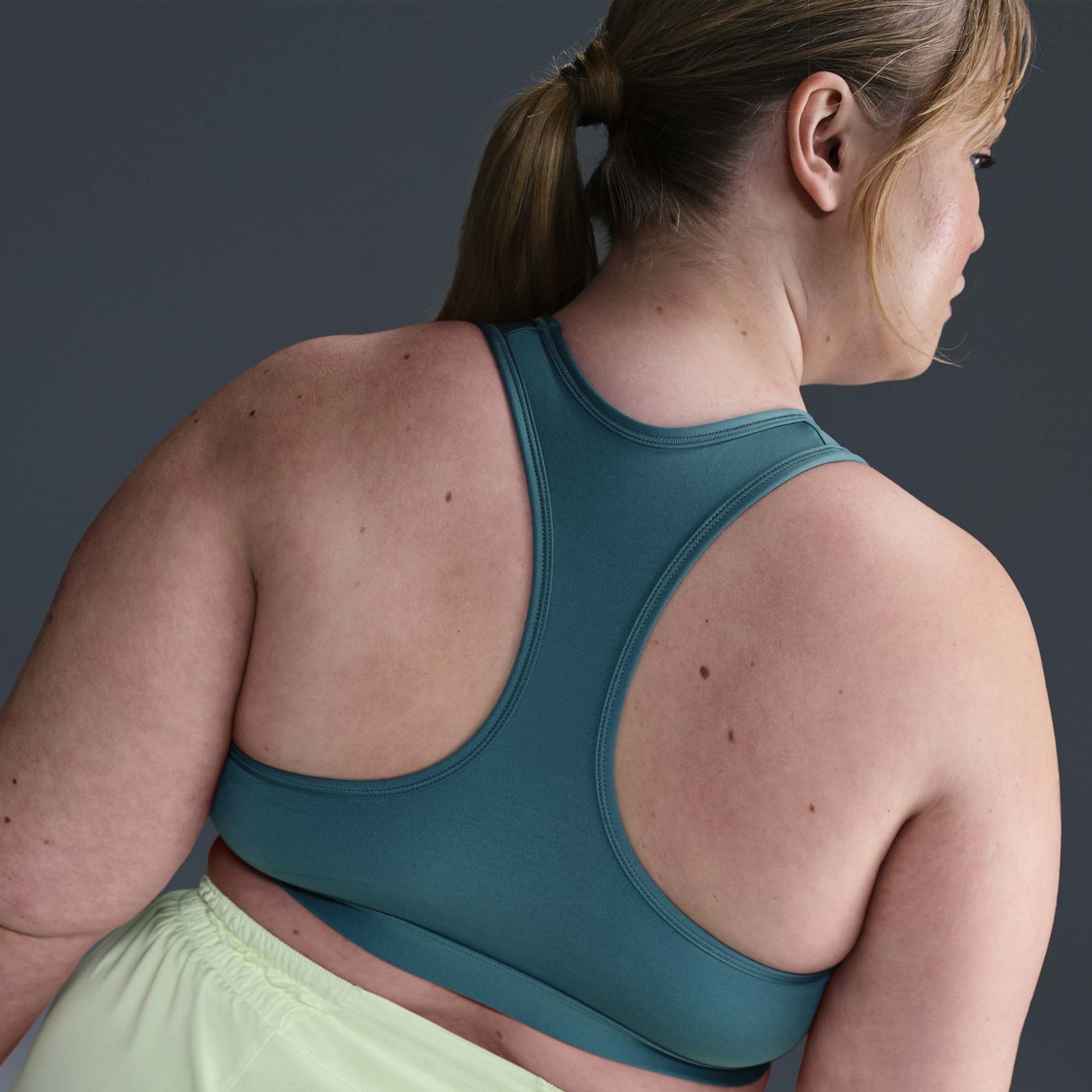 Plus Size - Top Nike Swoosh Feminino - Foto 2