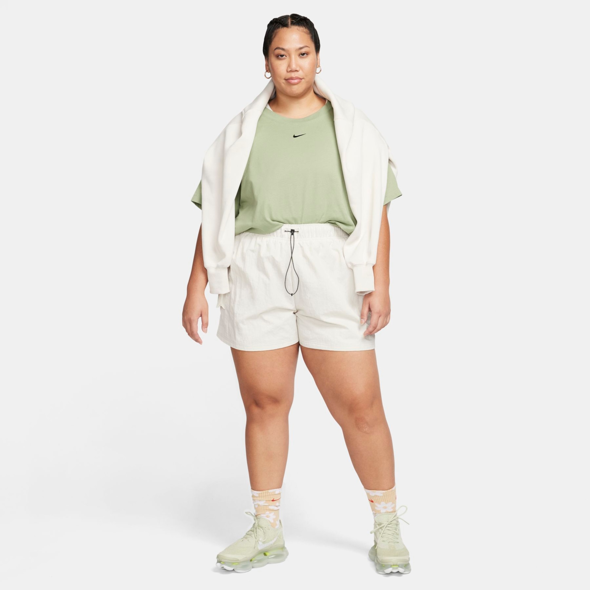 Plus Size - Camiseta Nike Sportswear Feminina - Foto 4