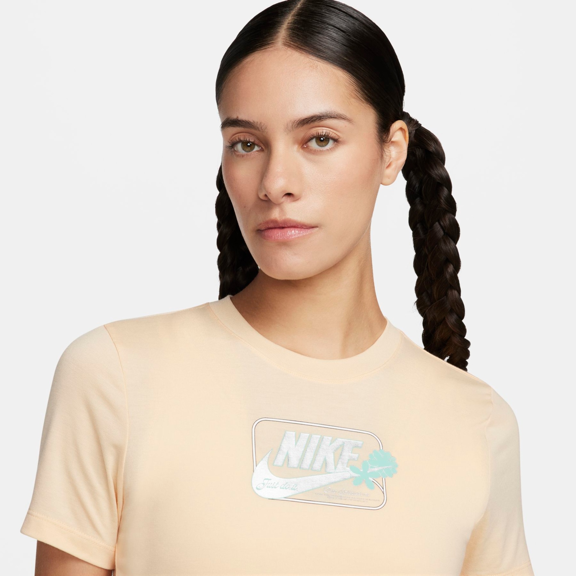 Camiseta Nike Sportswear Slim Feminina - Foto 3