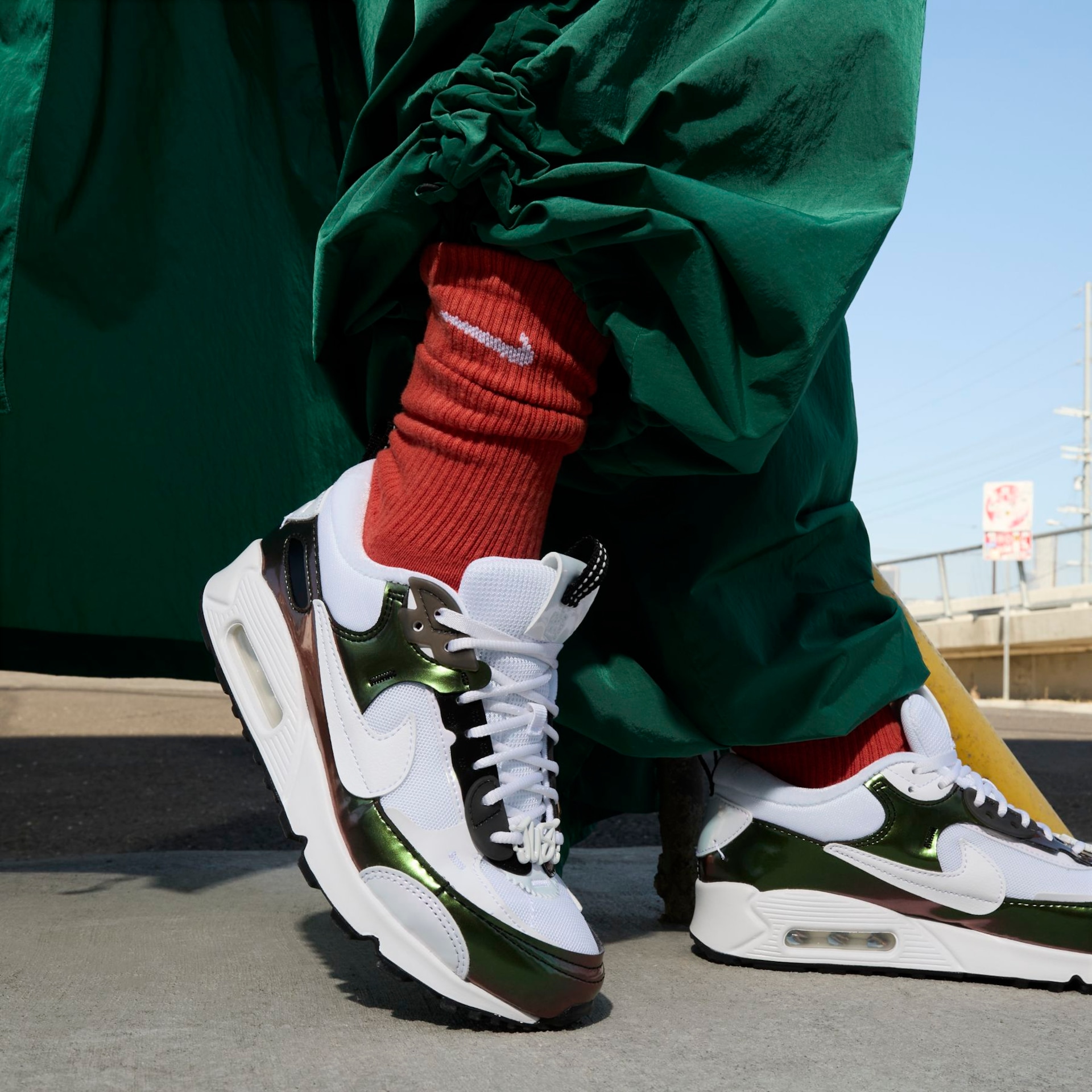 Tênis Nike Air Max 90 Futura SE Feminino - Foto 2