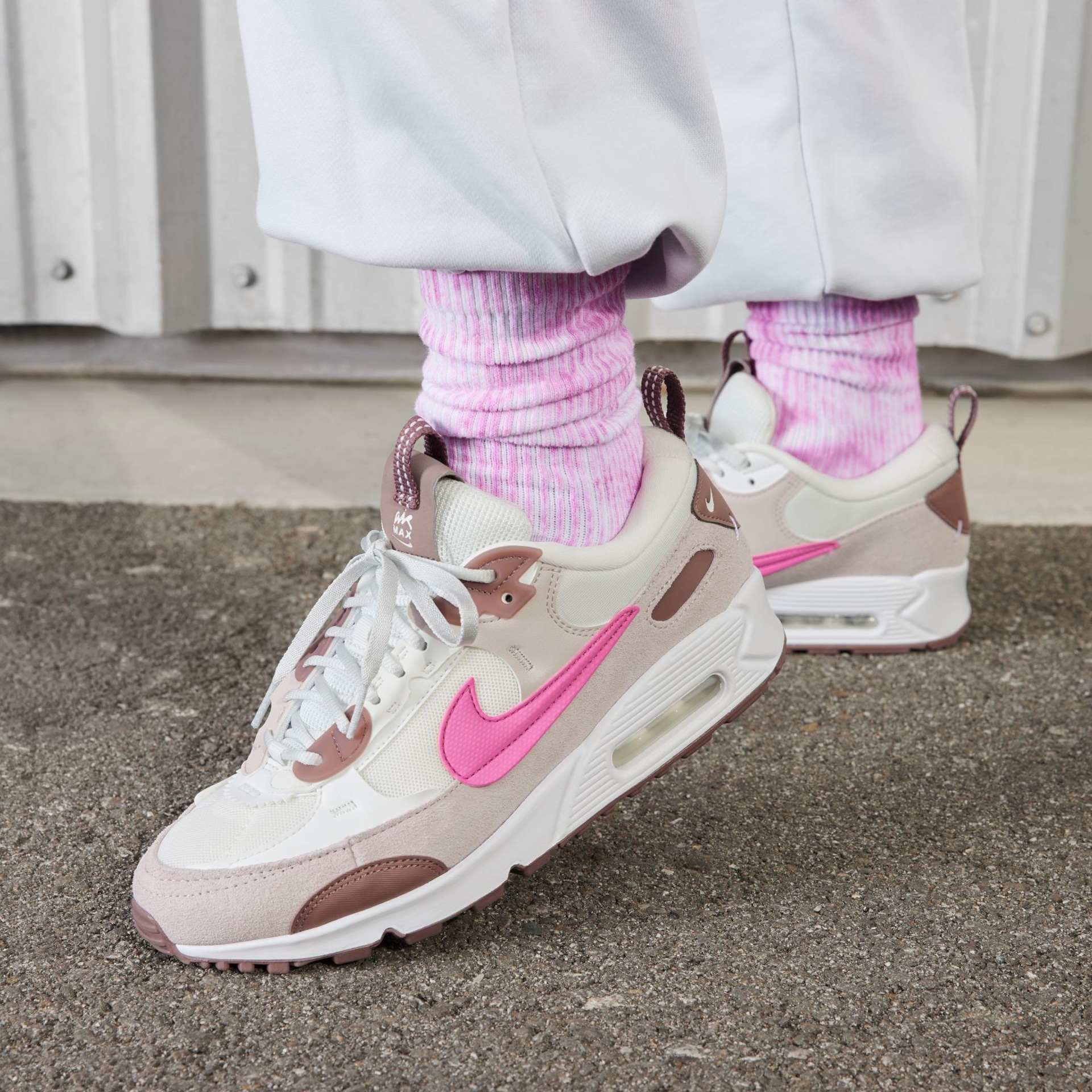 Tênis Nike Air Max 90 Futura Feminino - Foto 2