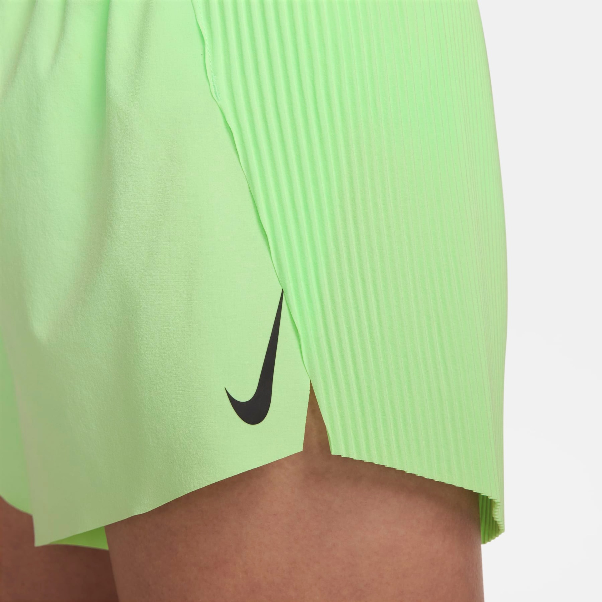 Shorts Nike Dri-Fit ADV Aeroswift Feminino - Foto 4