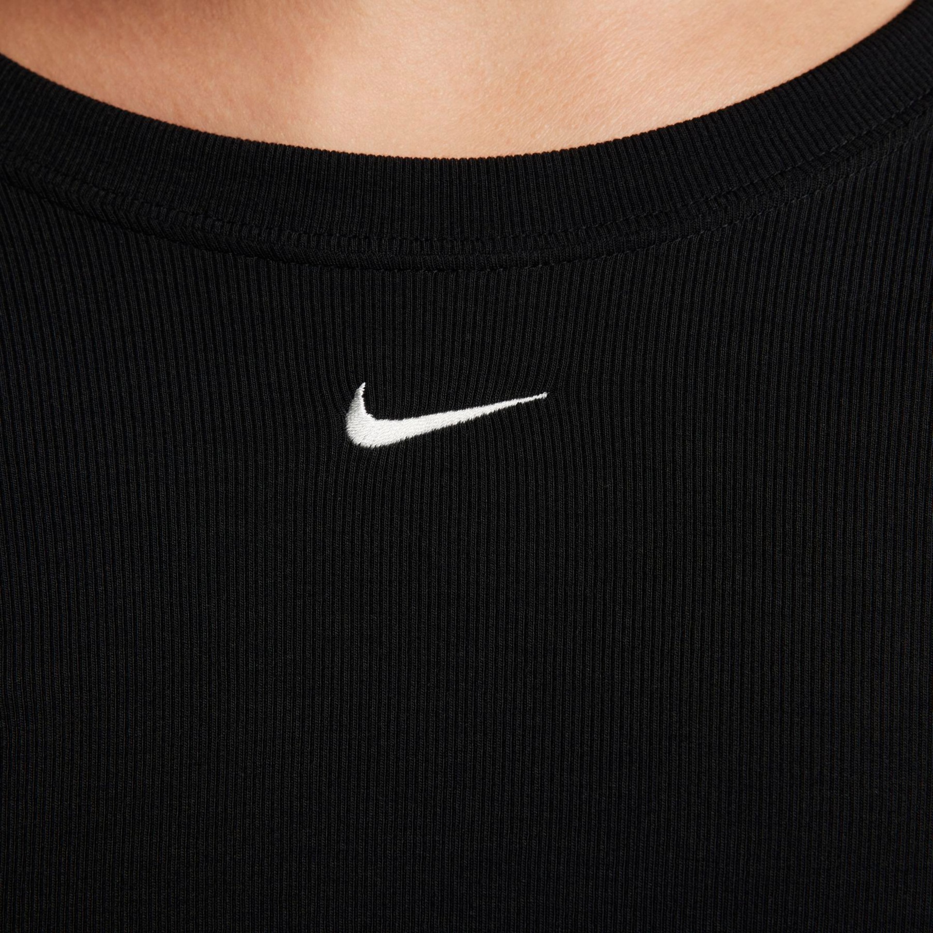 Camiseta Nike Sportswear Chill Knit Feminina - Foto 4
