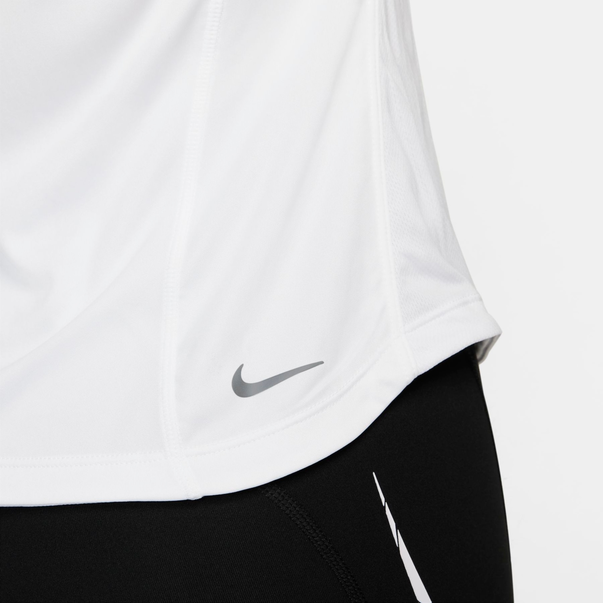 Camiseta Nike Dri-FIT Fast Feminina - Foto 4