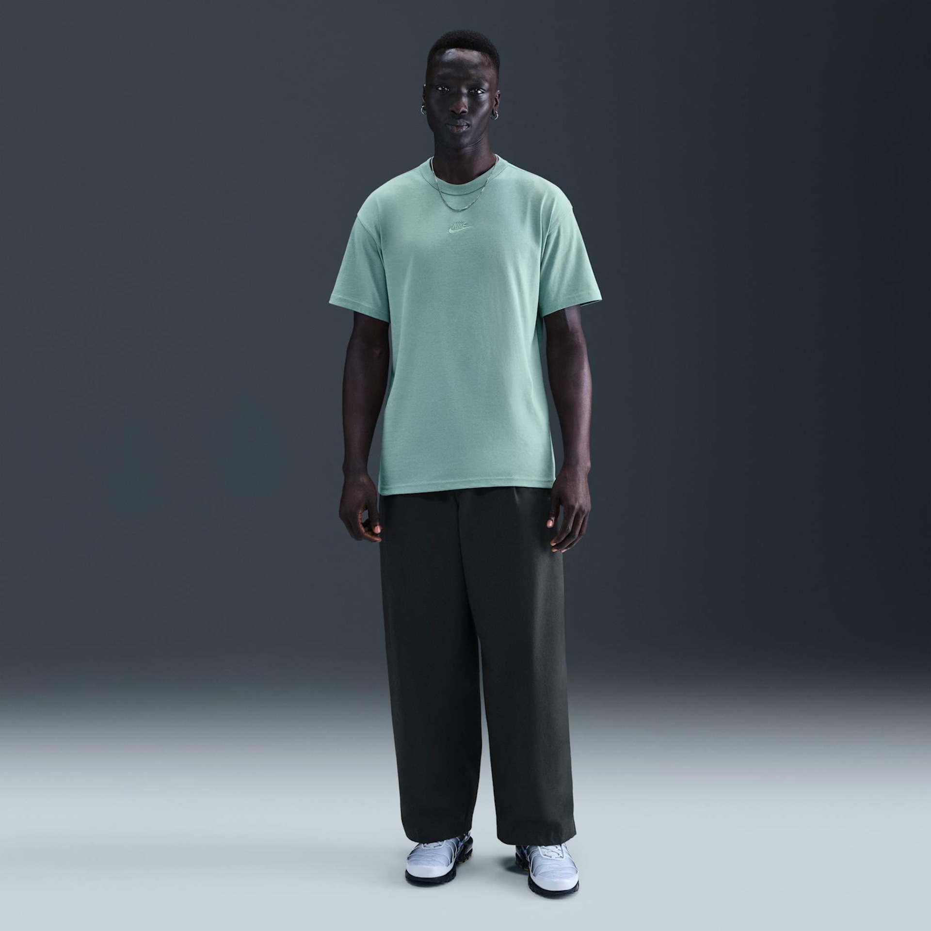 Camiseta Nike Sportswear Premium Essentials Masculina - Foto 4