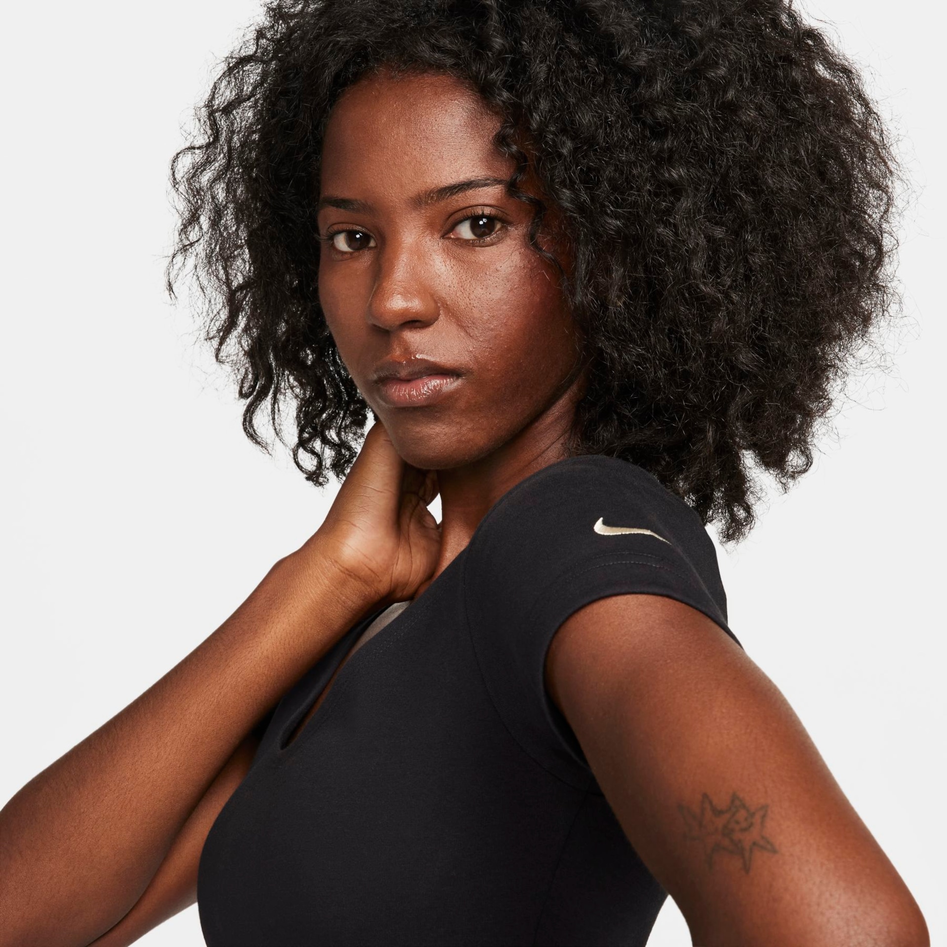 Camiseta Nike Sportswear Essential Swoosh Feminina - Foto 3