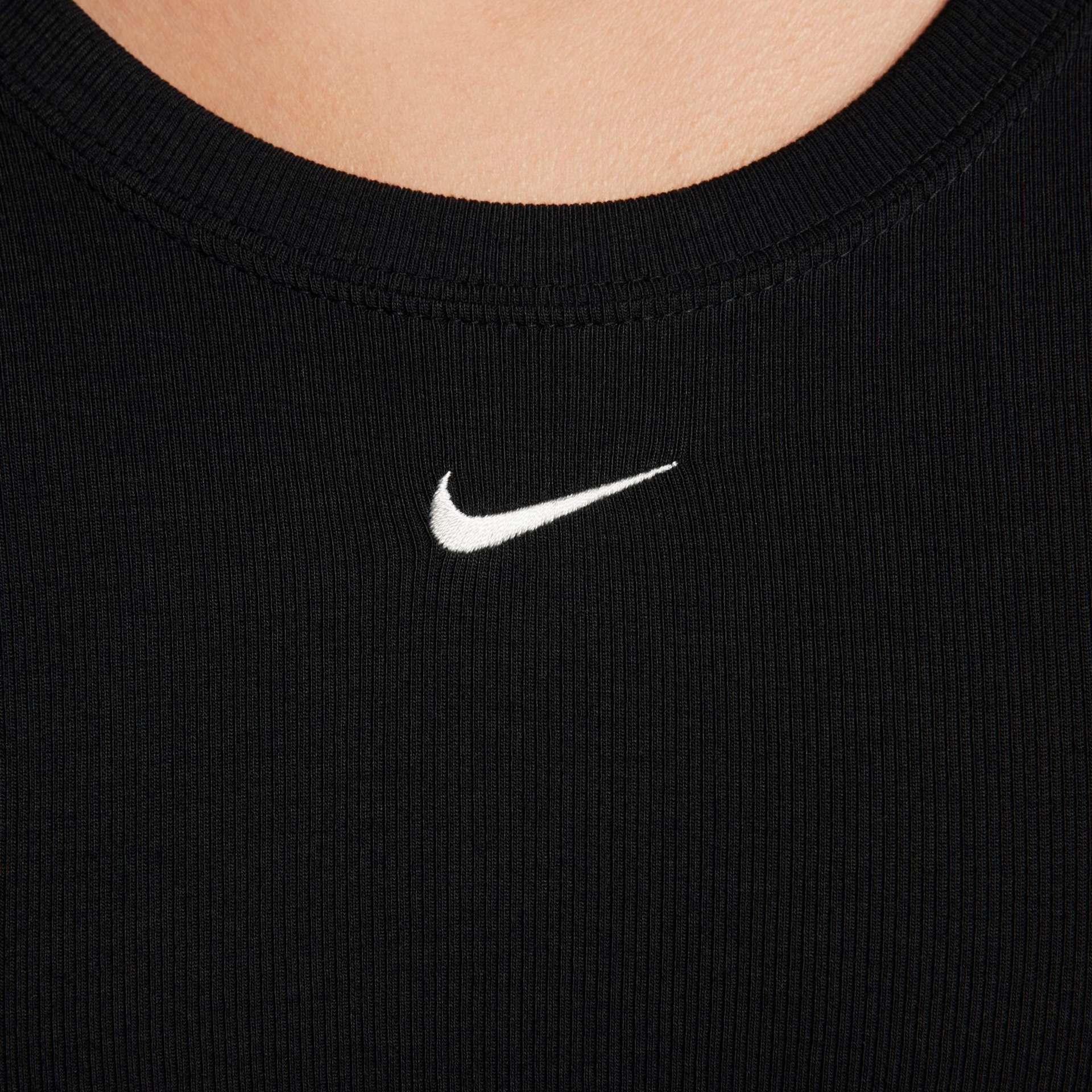 Camiseta Nike Sportswear Chill Knit Feminina - Foto 4