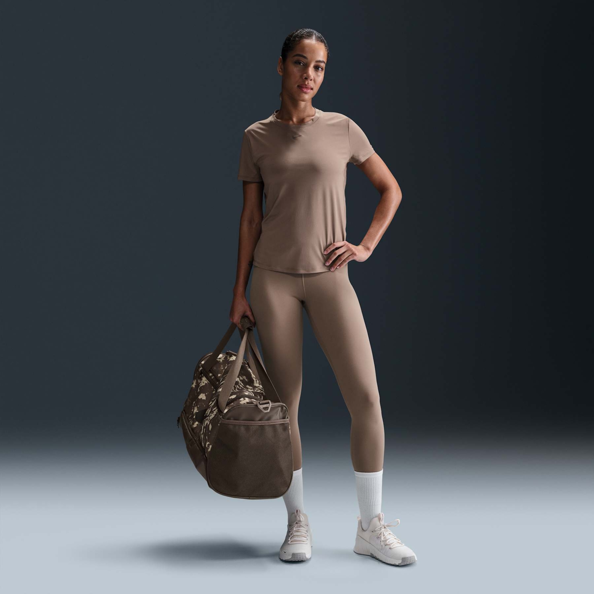 Camiseta Nike Dri-FIT One Feminina - Foto 4