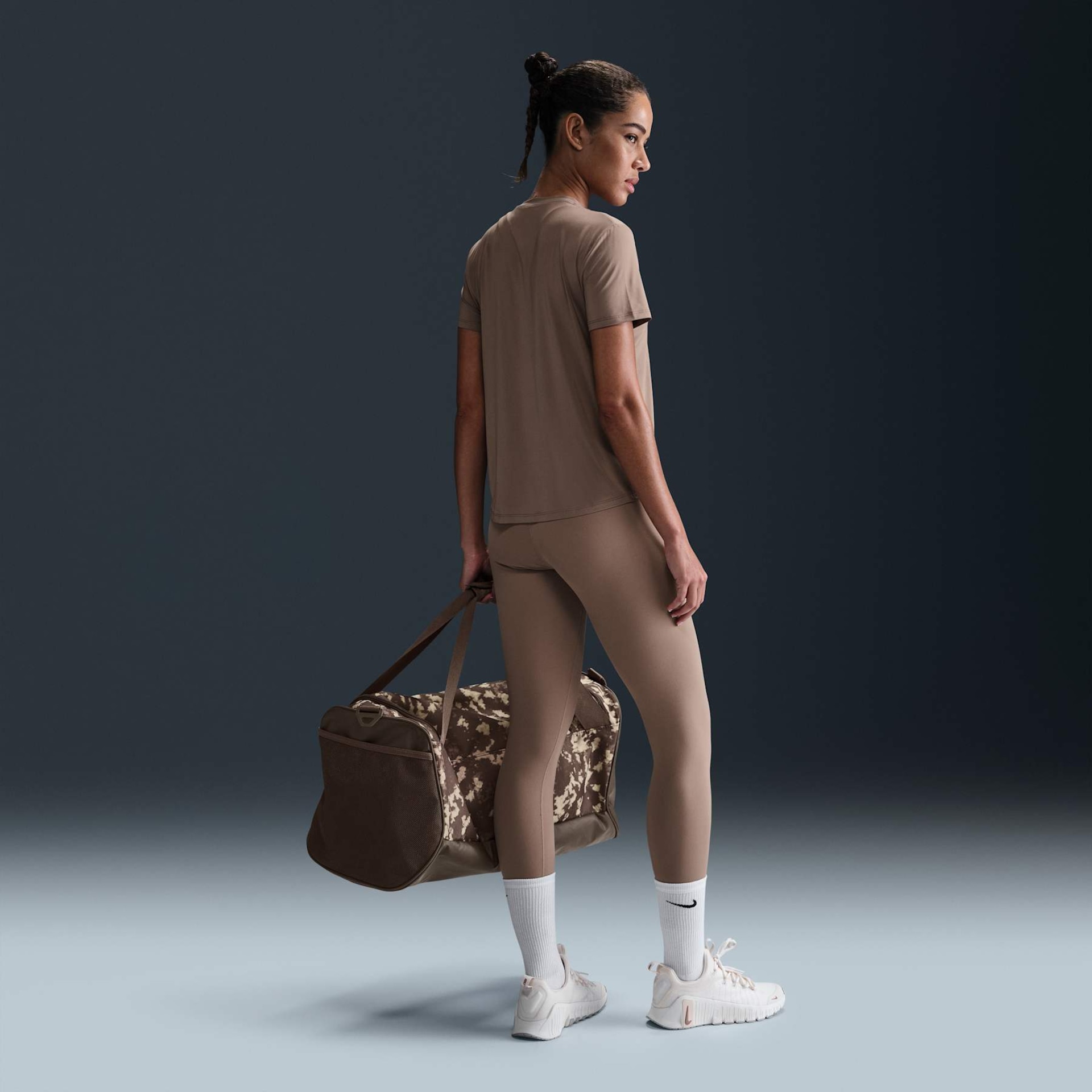 Camiseta Nike Dri-FIT One Feminina - Foto 5